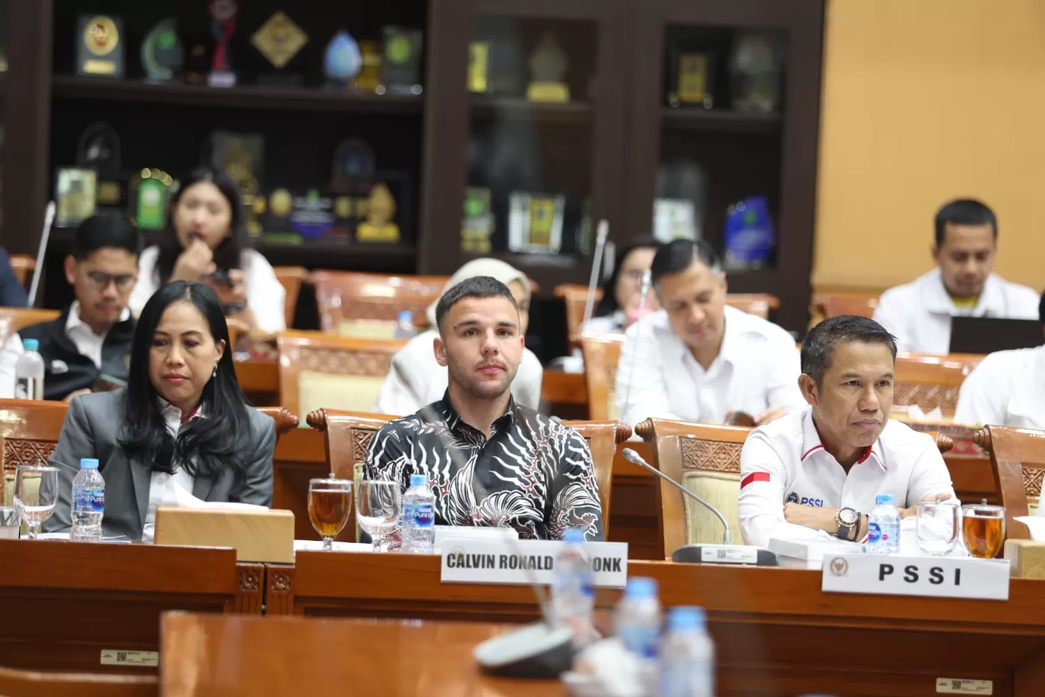 PROSES NATURALISASI: Calvin Verdonk (tengah) hadir dalam rapat kerja PSSI dengan Komisi X DPR RI di Jakarta, kemarin.  