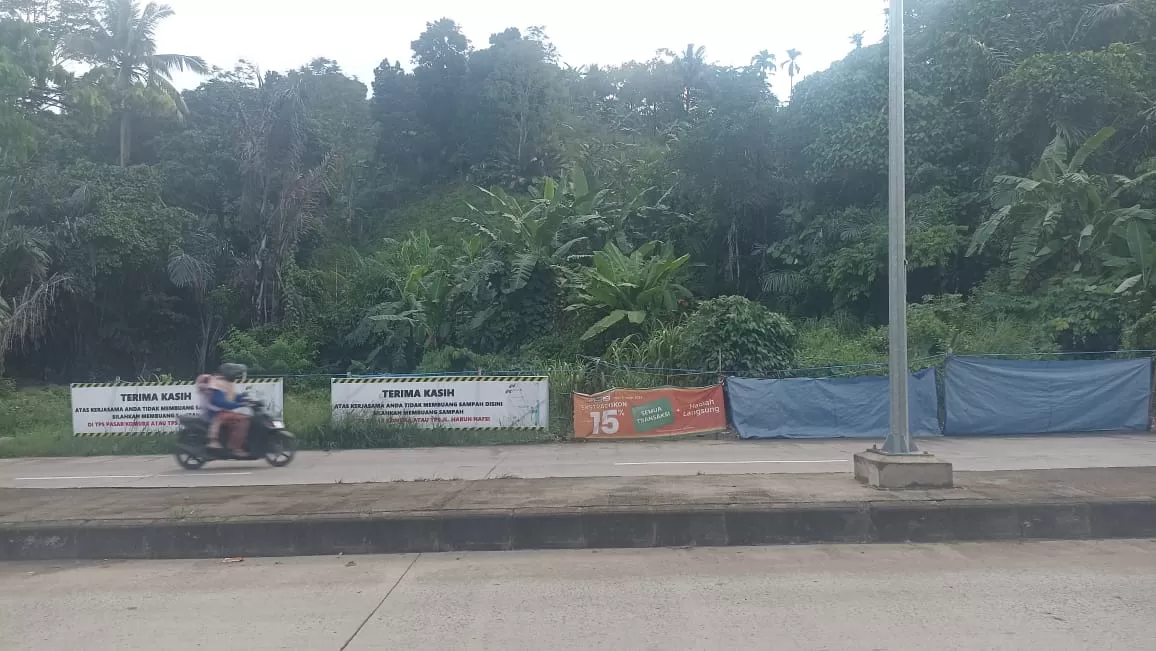 OPERASI: Kecamatan Samarinda Seberang sudah memasang terpal sebagai penutup TPS yang sudah tidak difungsikan.  