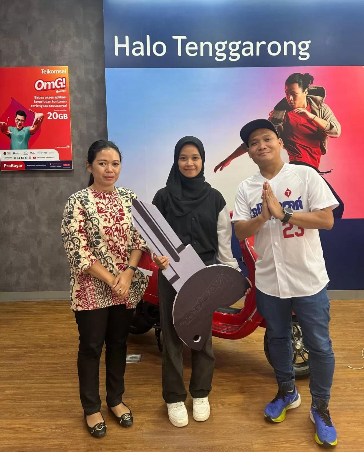 SENANG: Rahmi warga Kutai Kartanegara raih Vespa matic program Undian Poin Festival 2023, Kamis (6/6). (Istimewa)