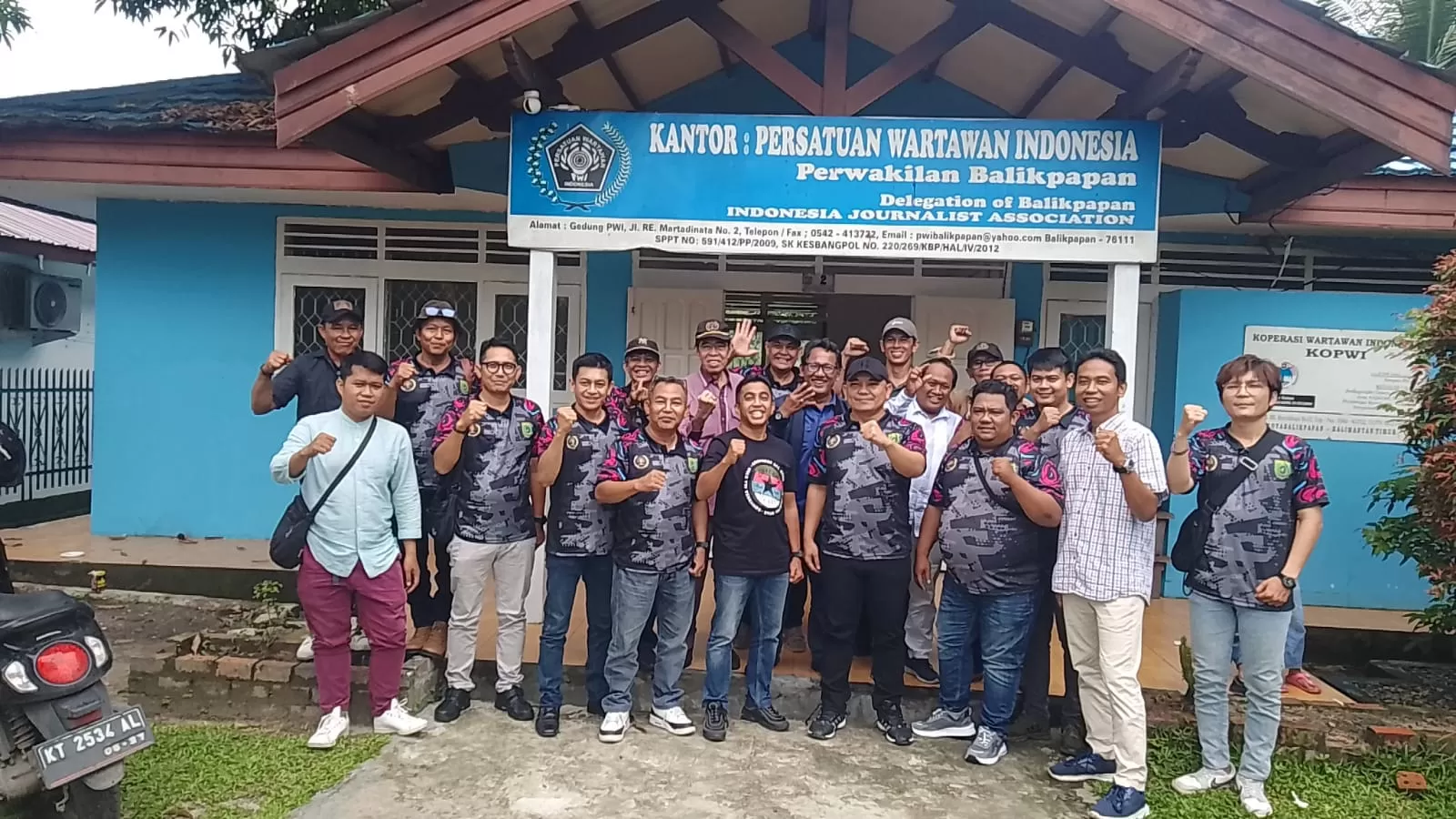 SILATURAHMI: Jajaran pengurus PWI Barito Selatan dan PWI Balikpapan di depan Kantor PWI Balikpapan, Senin (24/6/2024) (Istimewa)