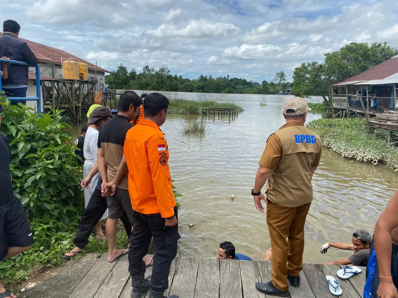 PENCARIAN: Tim gabungan BPBD Berau bersama masyarakat saat melakukan pencarian RA (3) dan R (4), Senin (24/6/2024).    (Arta Kusuma Yunanda/BP)