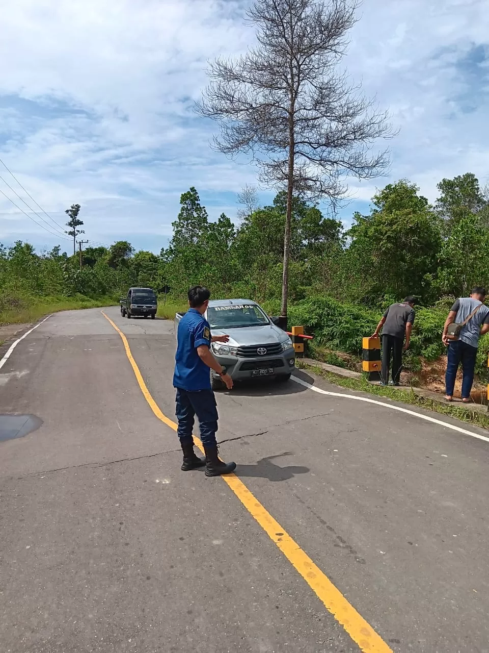 JALAN AMBLES: Kondisi jalan dan jembatan ambles di RT 13, Kampung Tanjung Batu, Berau.  (Warga Tanjung Batu untuk Berau Post (Grup Prokal.co))