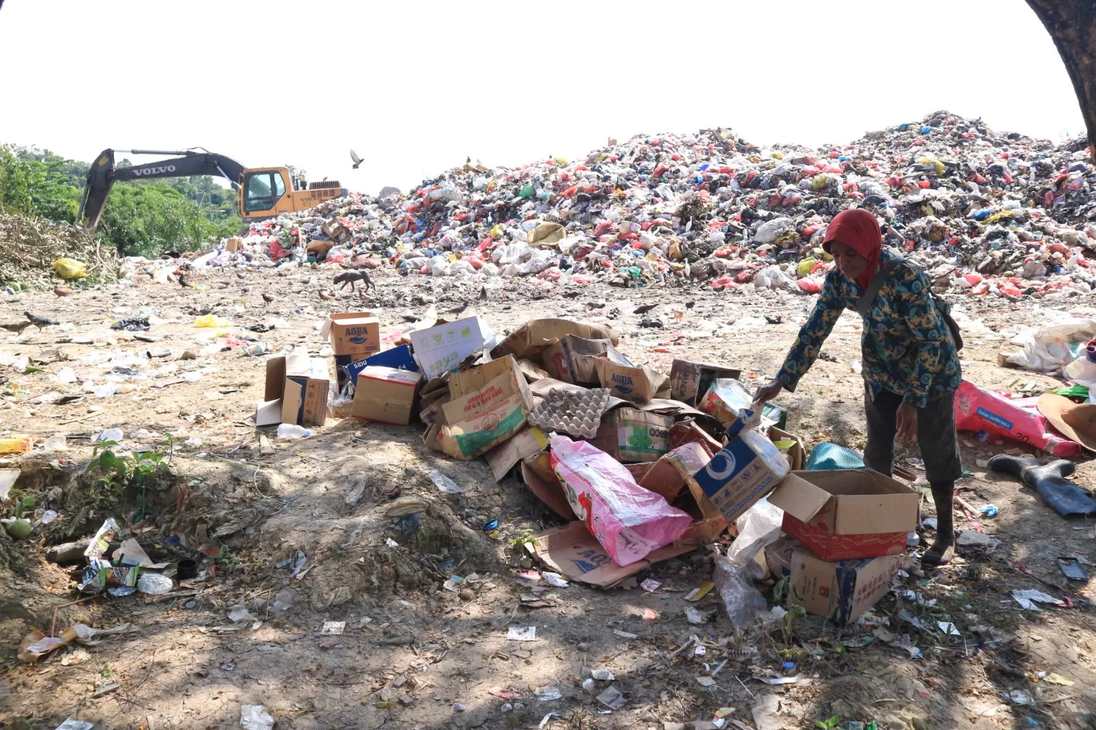 TAK SEPERTI BIASANYA: Aroma sampah di TPA Jalan Sultan Agung mulai terkendali dengan menggunakan metode controlled landfill. (Arta Kusuma Yunanda/BP)