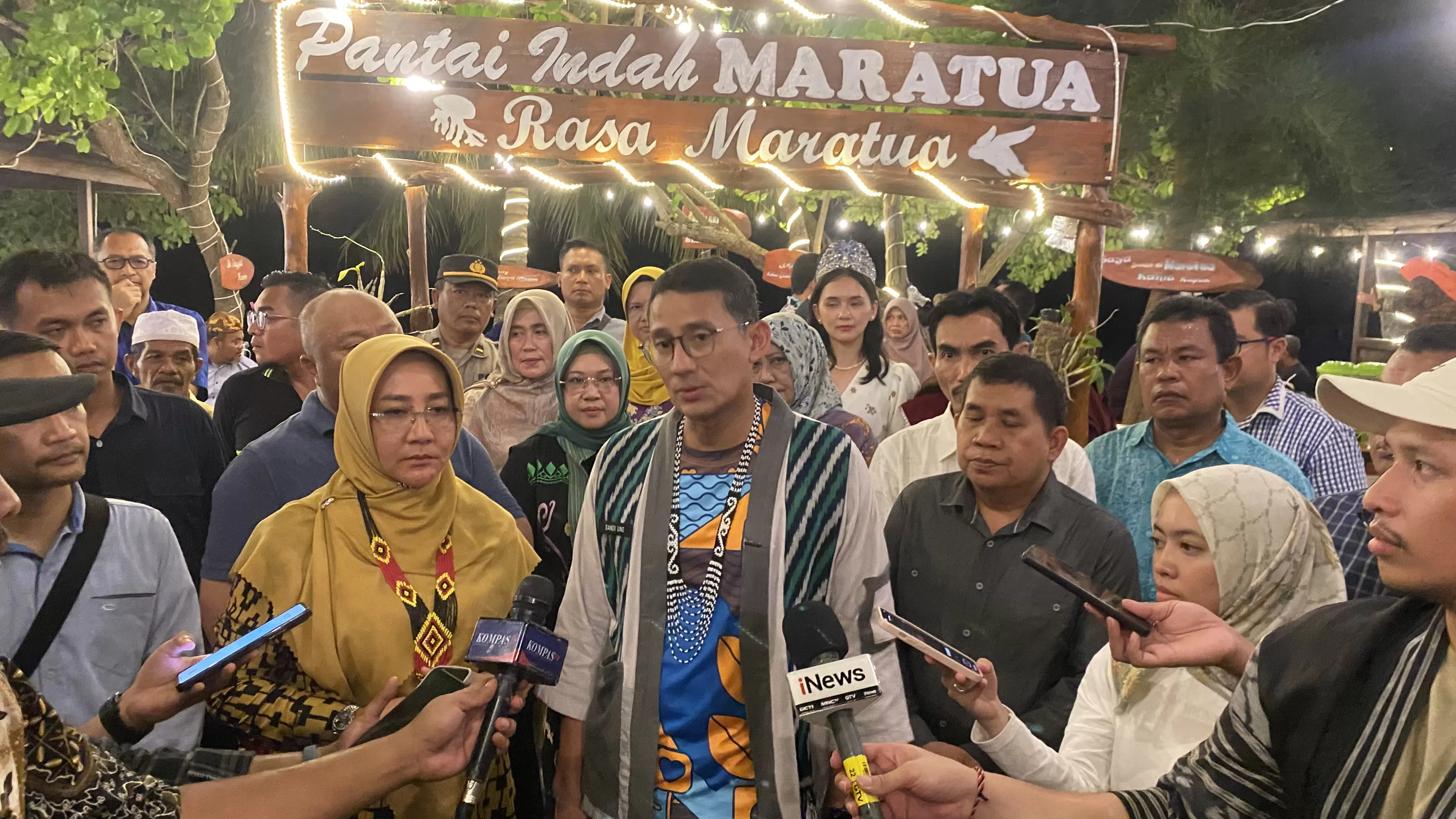JARINGAN INTERNET: Sandiaga Uno meninjau UMKM di Kampung Teluk Harapan, Maratua, Kabupaten Berau, Selasa (2/7/2024) malam.   (Seno/BP)