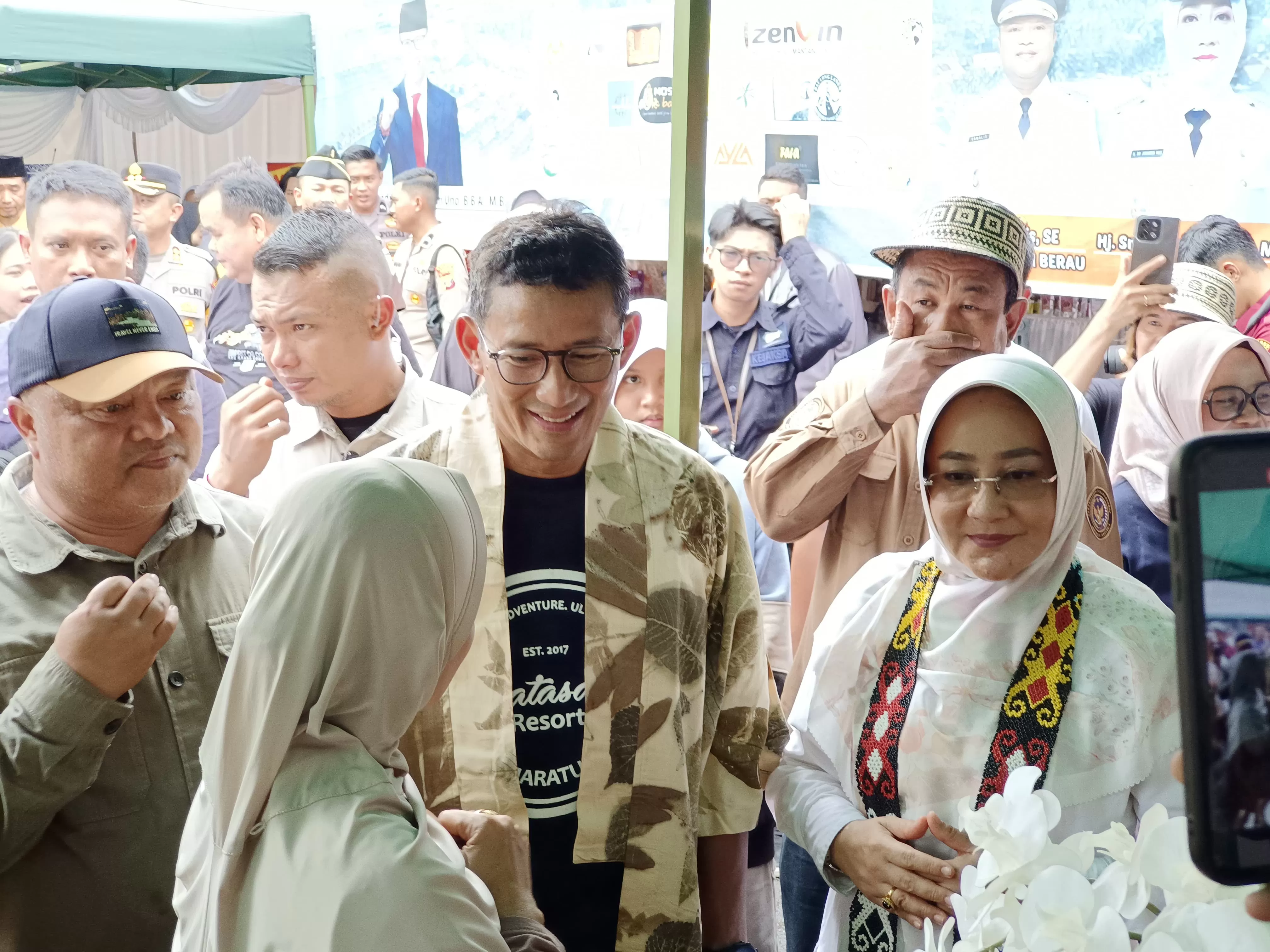 PENINJAUAN: Menparekraf Sandiaga Uno saat meninjau beberapa produk UMKM unggulan Berau di halaman Rumah Dinas Bupati Berau, Rabu (3/7).  (Izza/BP)