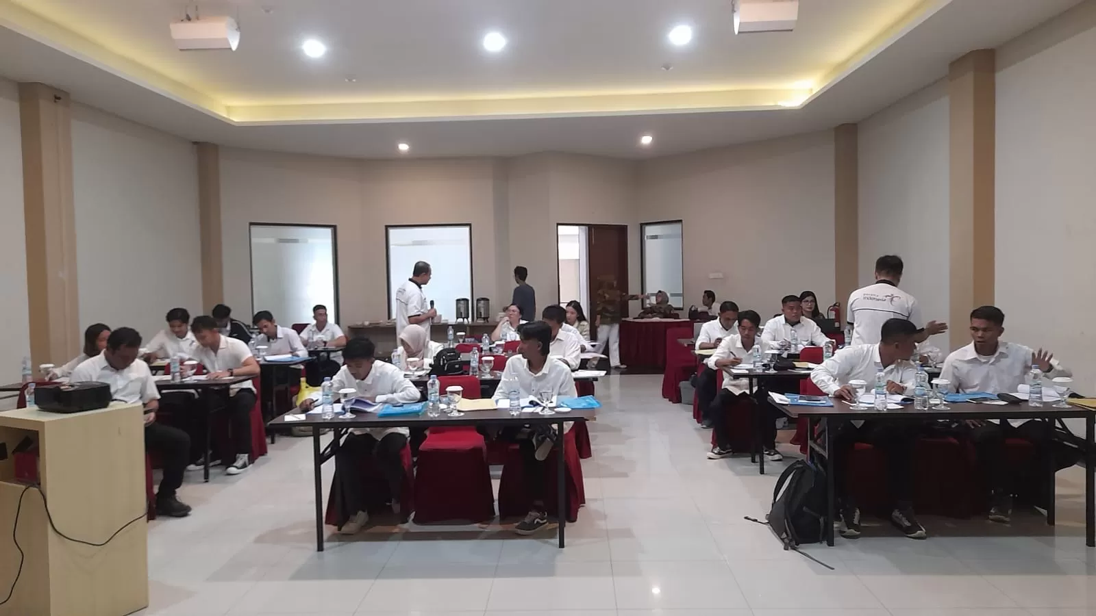  SERTIFIKASI: Disbudpar Berau mengadakan ujian sertifikasi pramuwisata tingkat muda untuk 20 orang guide di Hotel Grand Parama pada 4-5 Juli.   (Disbudpar Berau untuk Berau Post)