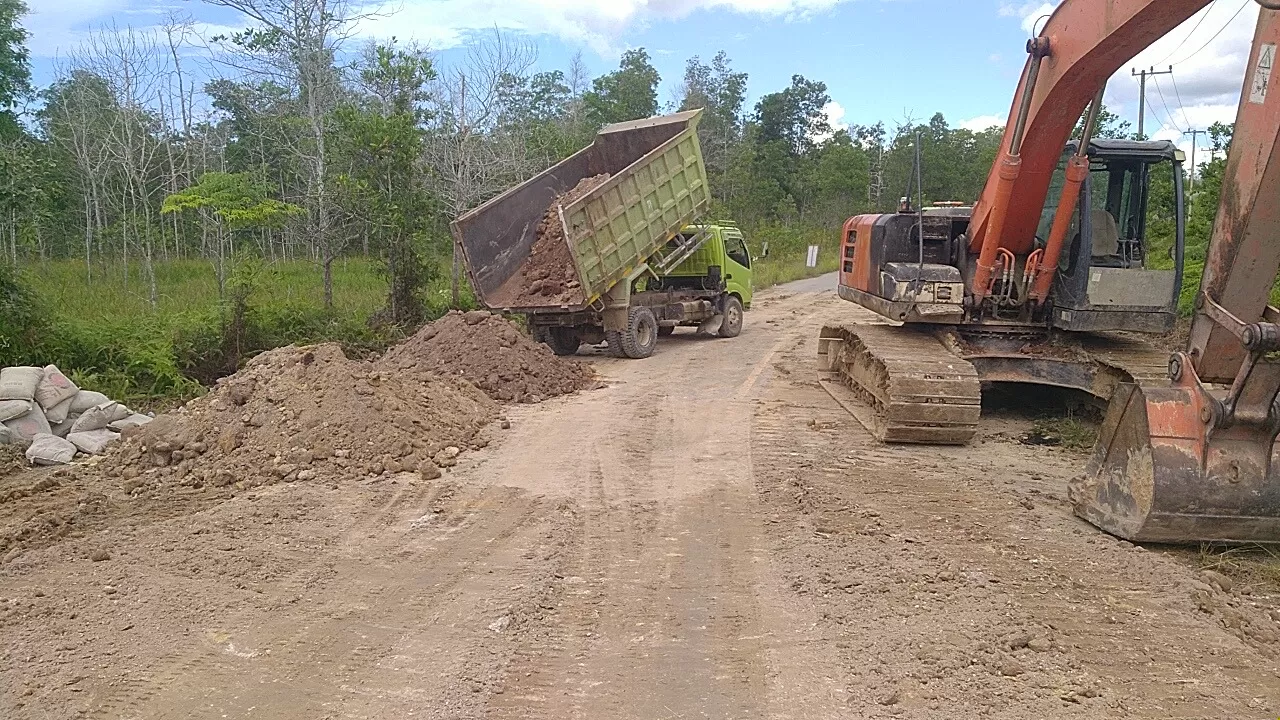  PENANGANAN: Kondisi jalan ambles di RT 13, Tanjung Batu, Kabupaten Berau, kini telah ditangani dengan pemasangan jembatan bailey untuk sementara.   (Dishub Berau untuk Berau Post)