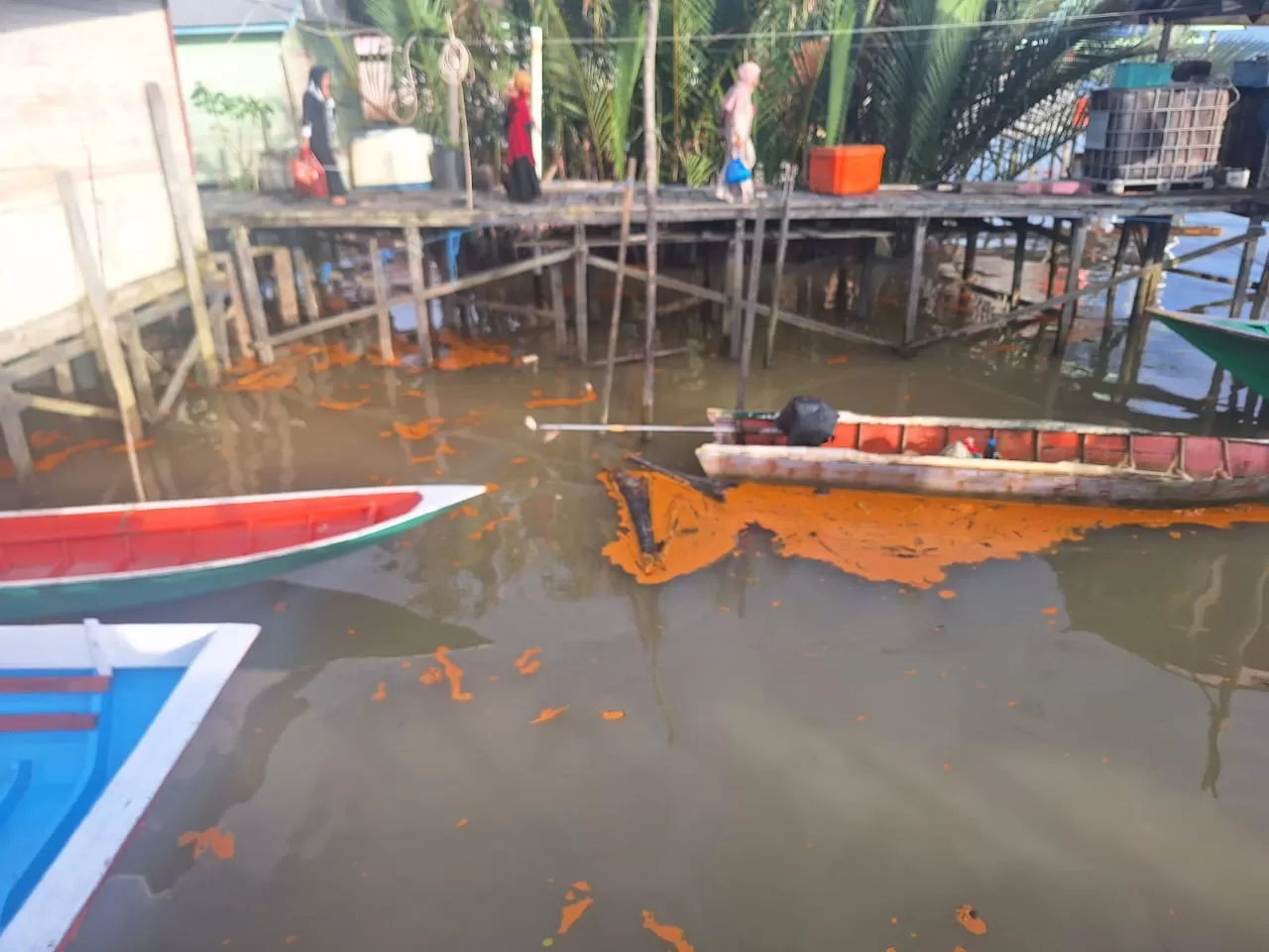 BELUM JELAS: Limbah yang masuk perairan Kampung Pegat Betumbuk, Kecamatan Pulau Derawan, Kabupaten Berau. (Arta Kusuma Yunanda/BP)