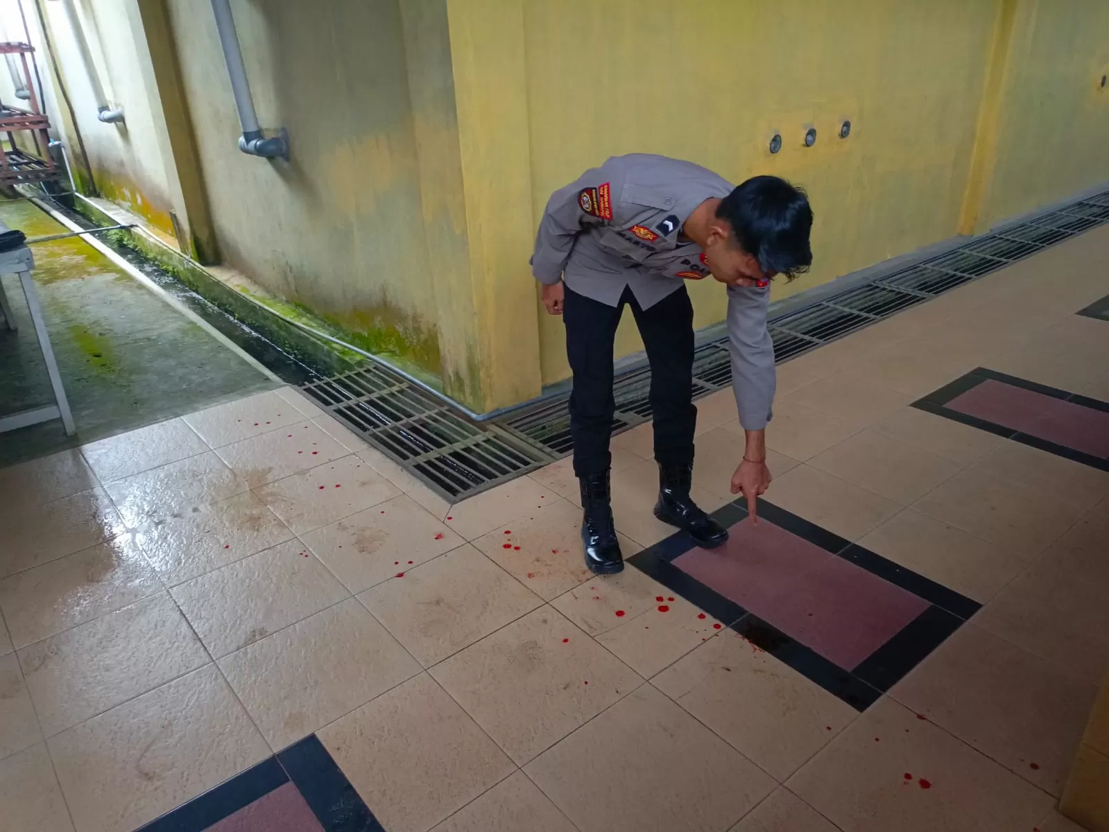 OLAH TKP: Polisi saat melakukan pemeriksaan dan olah TKP kasus pembunuhan, Minggu (10/7/2024).   (Arta Kusuma Yunanda/BP)