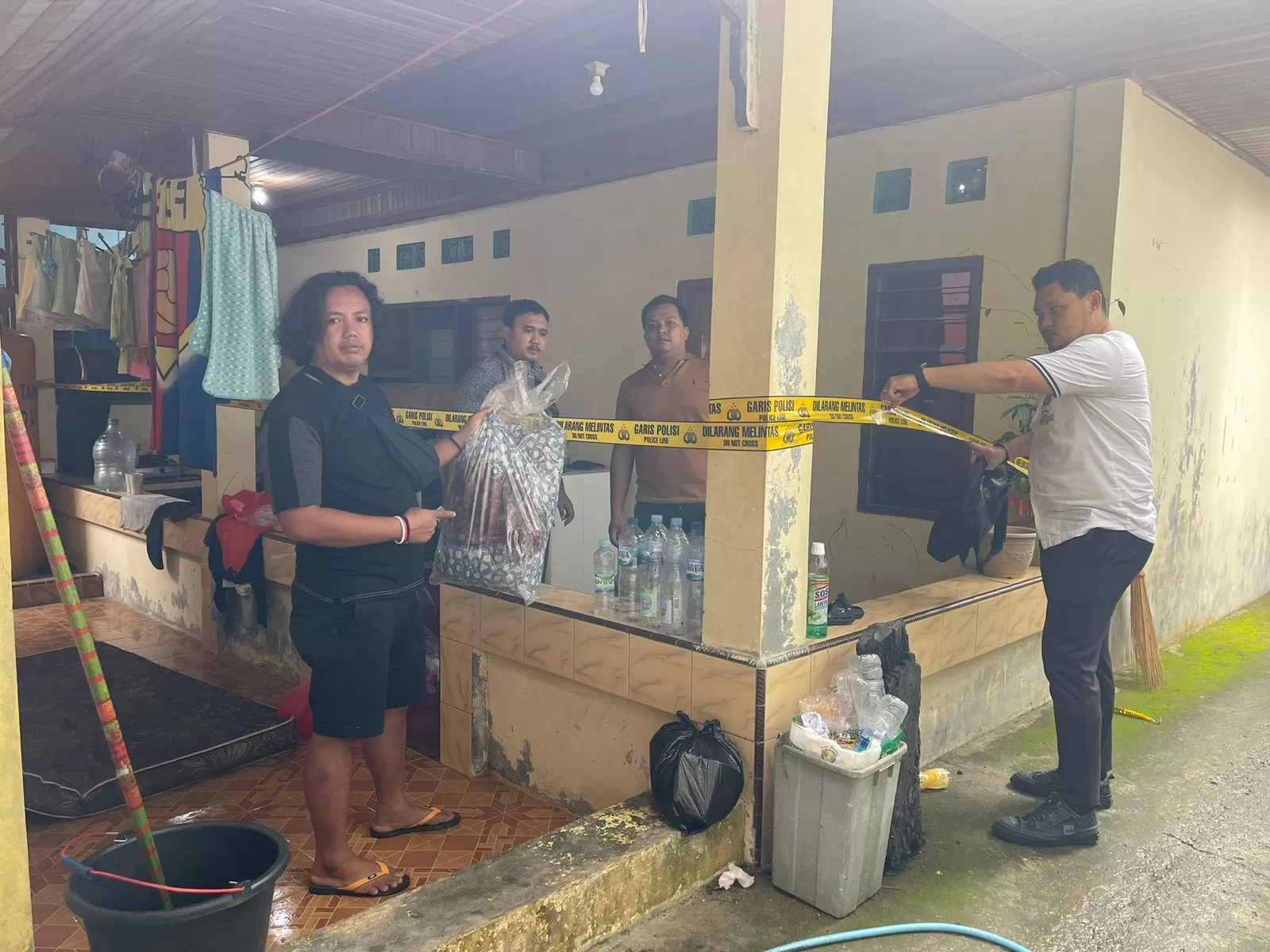 PENDALAMAN: Jajaran kepolisian langsung melakukan olah tempat kejadian perkara pembunuhan balita di Kecamatan Sambaliung, Kabupaten Berau, Rabu (10/7/2024).  (Arta Kusuma Yunanda/BP)