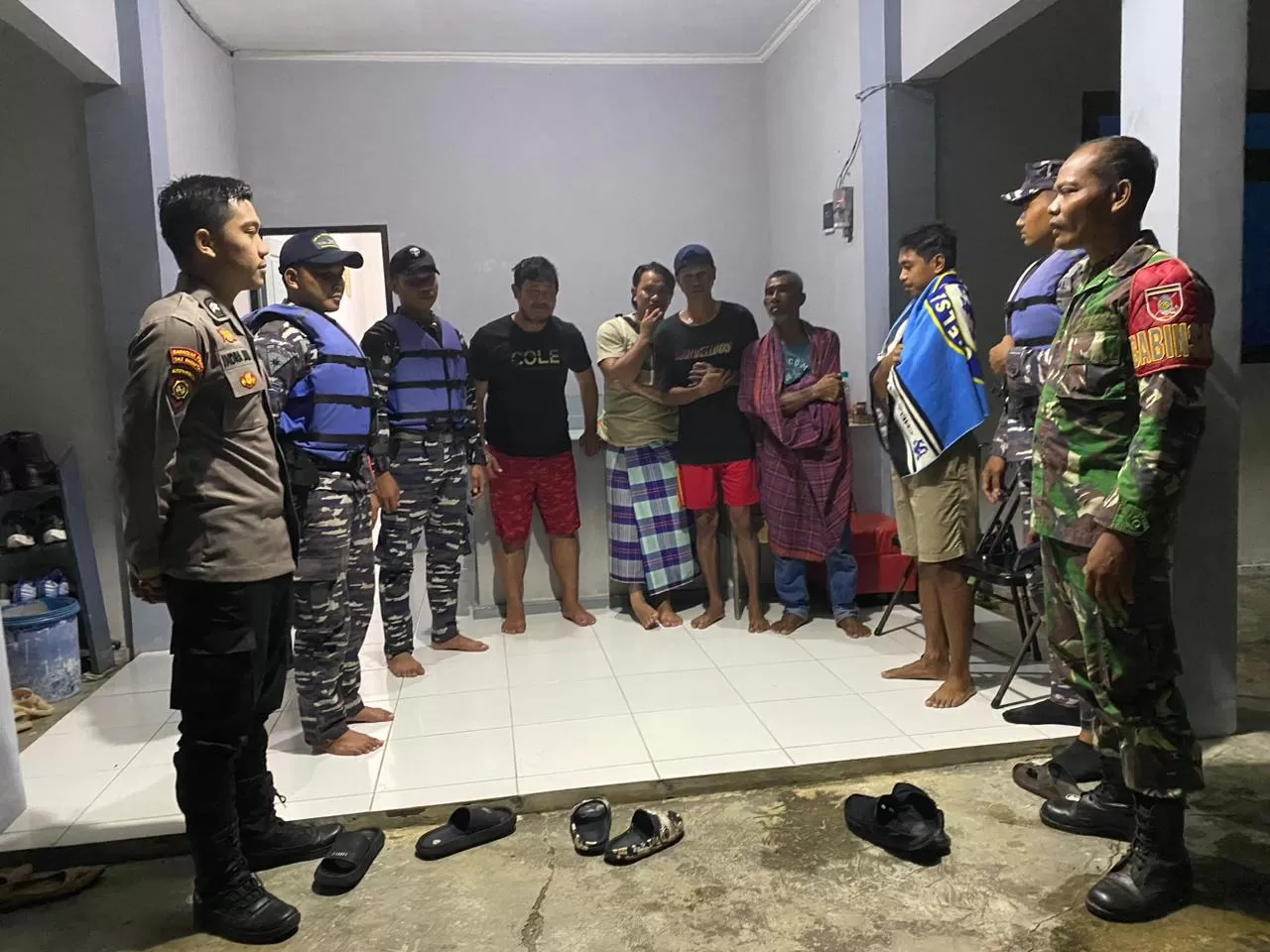 SELAMAT: Para pemancing yang berhasil dievakusi dan dibawa ke pos TNI AL, Kamis (11/7/2024).  (TNI AL UNTUK BERAU POST)
