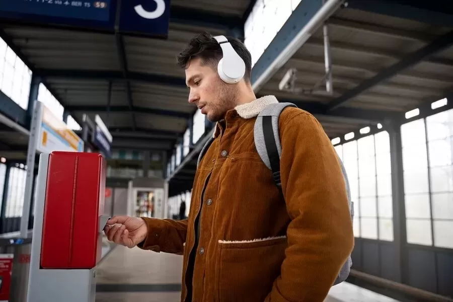 ilustrasi pria introvert.