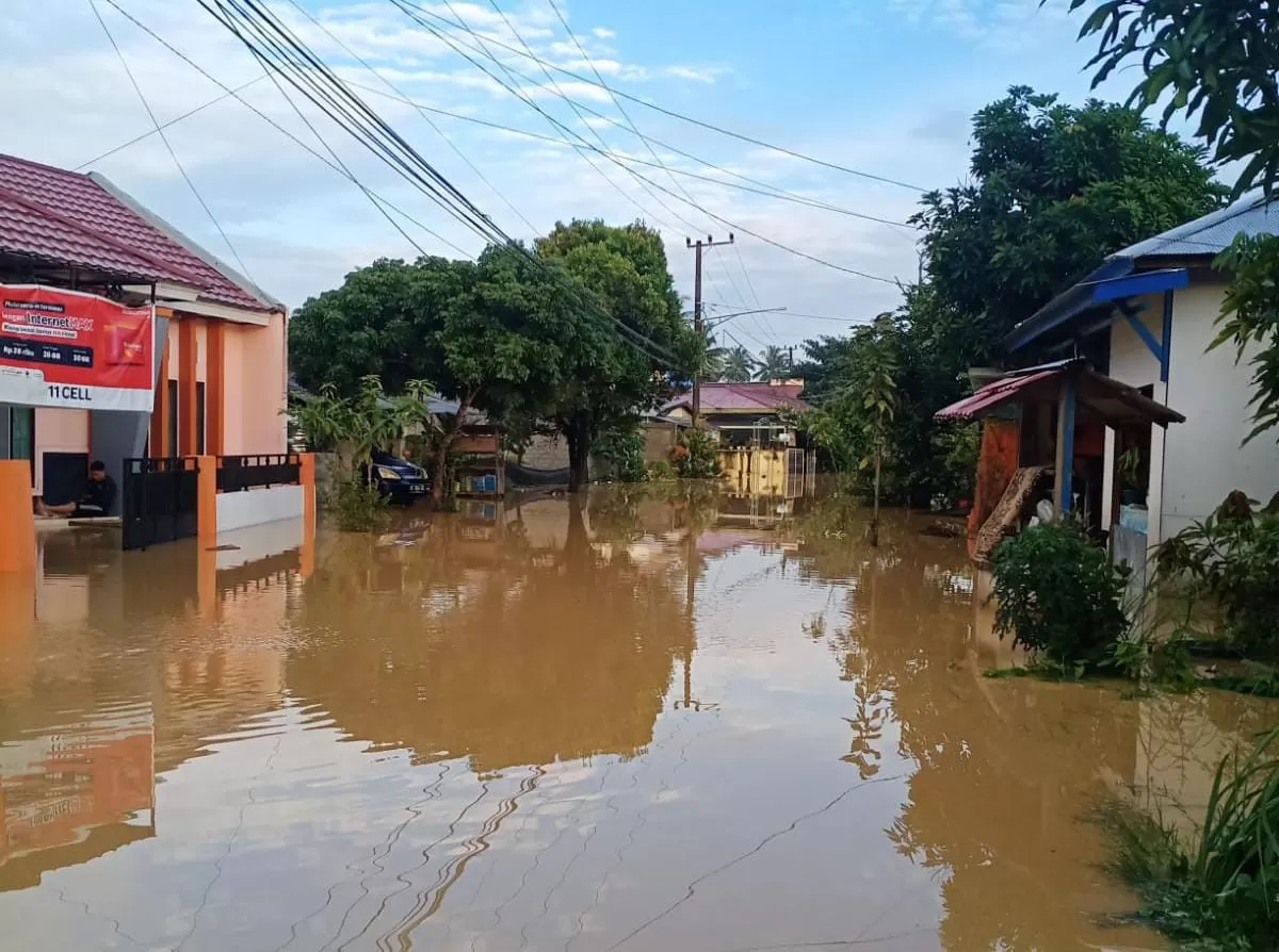 AIR SUNGAI MELUAP : Genangan air terjadi di RT 11 Kelurahan Guntung yang merupakan area cekungan. Bahkan ketinggian air saat ini sudah mencapai lutut orang dewasa.  