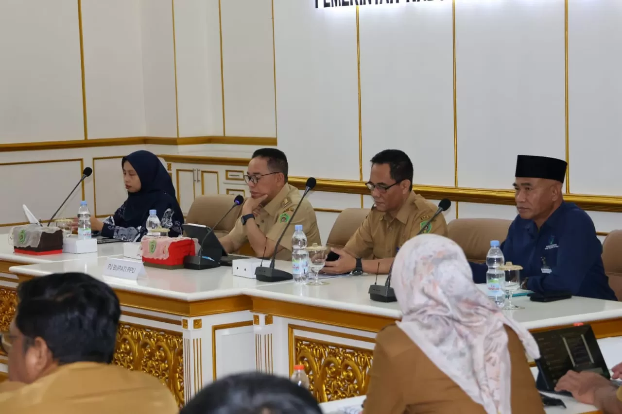 MASIH LEMAH: Pj Bupati PPU, Makmur Marbun (dua kanan) dan Kepala Diskominfo PPU, Khairudin (dua kiri) saat menggelar Coaching Metadata Statistik Sektoral.(ist)  &nbsp;