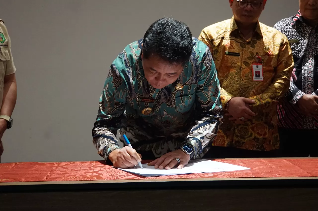 HASILKAN TERBAIK: Bupati Mahulu Bonifasius Belawan Geh menandatangani dokumen komitmen pengembangan dan pengelolaan.