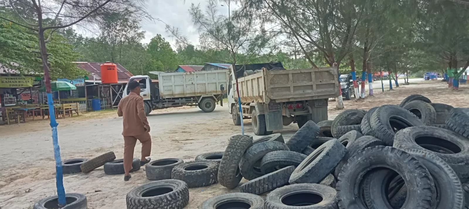 BAN BEKAS: Pokdarwis Pantai Sipakario, Kelurahan Nipahnipah, Kecamatan Penajam, PPU mengumpulkan ban bekas sebagai penahan abrasi pantai pada objek wisata tersebut.(ari/kp) 