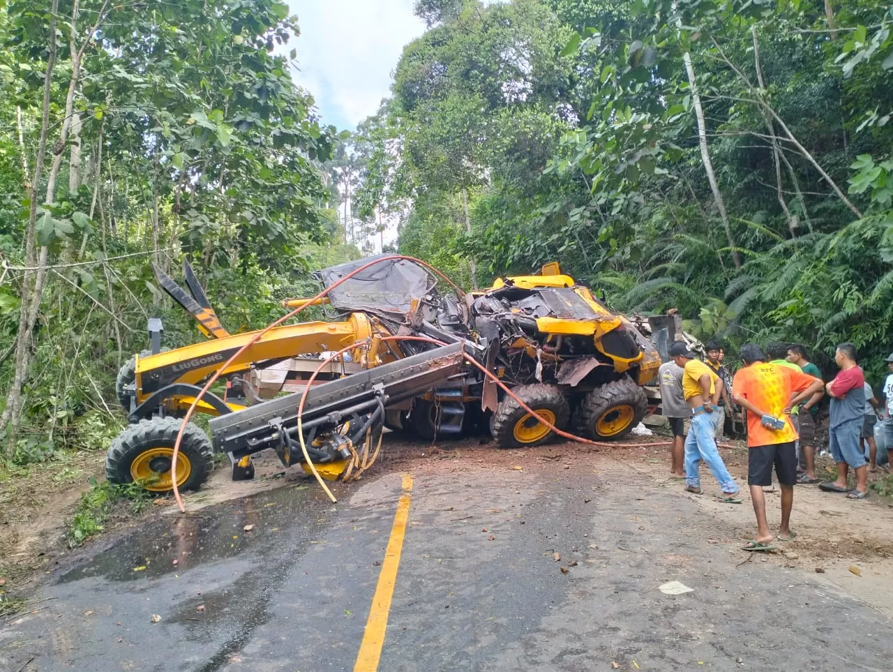 TERGELINCIR: Polisi dan tim gabungan melakukan evakuasi kendaraan 10 roda yang membawa alat berat, Minggu (21/7/2024).  (ARTA KUSUMA YUNANDA/bp)