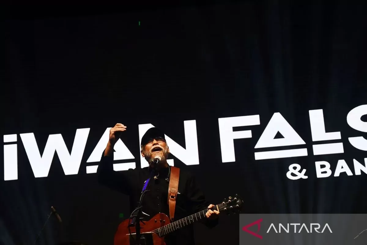 Iwan Fals tampil pada konser dalam rangka Hari Jadi ke-455 Kabupaten Madiun di Alun-alun Caruban, Kabupaten Madiun, Jawa Timur, Sabtu (15/7/2023). 