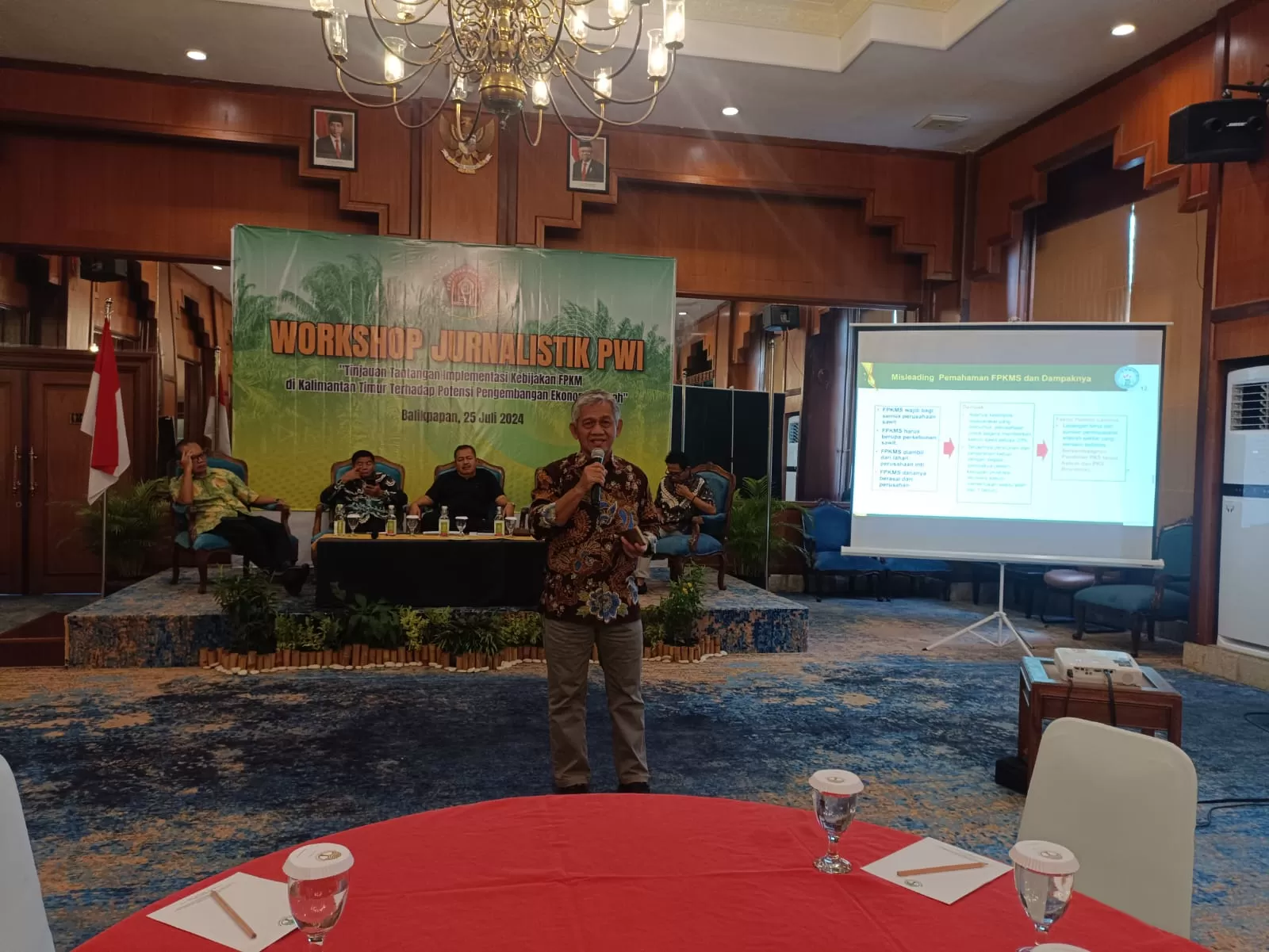 PANDU/KP  SEPUTAR SAWIT: Direktur Eksekutif Gapki Mukti Sardjono memberikan pemaparan terkait industri kelapa sawit dalam Workshop Jurnalistik PWI di Hotel Grand Senyiur, Kamis (25/7/2024). (NUGROHO PANDU/KP)