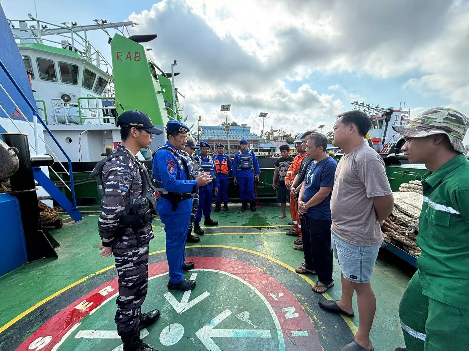 Teks---  PASTIKAN AMAN: Suasana patroli gabungan Satpolairud Polres Kukar bersama personel Pos TNI AL Anggana di perairan Kutai Lama, Kukar.   