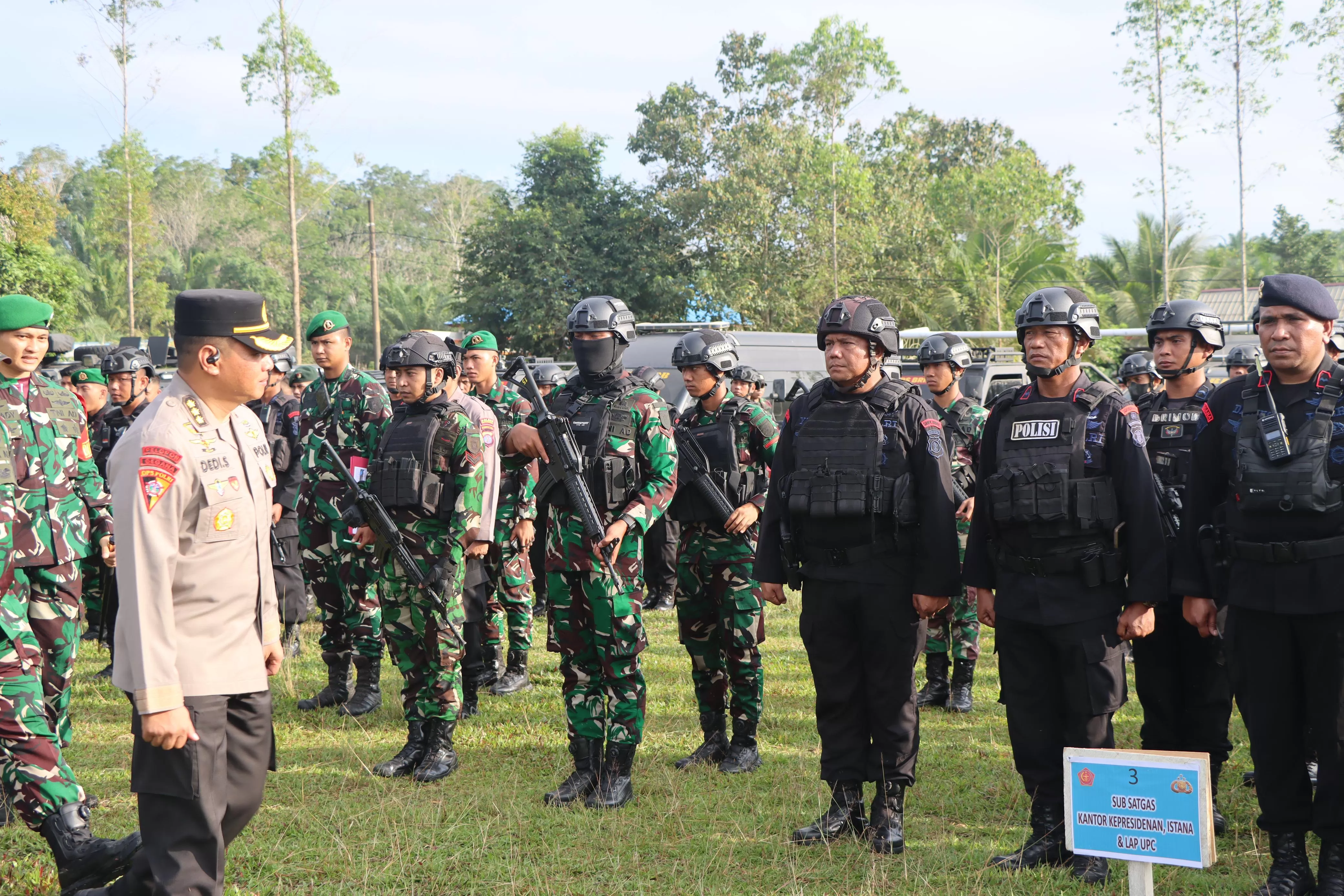 PANTAU: Pemimpin apel siaga Kombes Pol Dedi Suryadi (kiri) saat meninjau pasukan Subsatgas Kantor Kepresidenan, Istana dan lapangan upacara.  (ISTIMEWA)
