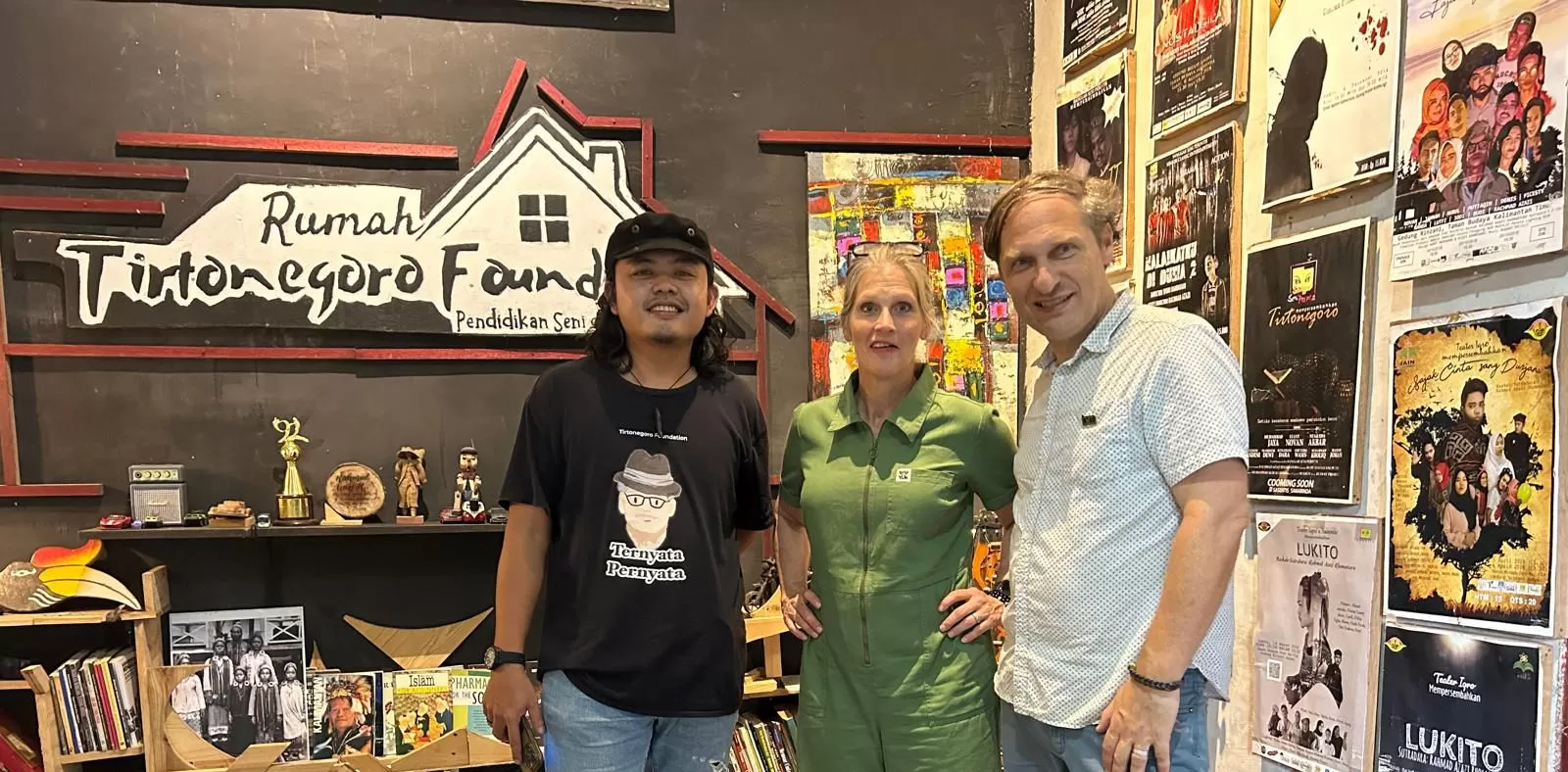 BUDAYA: Dari kiri, Rahmad Azazi, Jenni Greenmiller, dan Jonathan Walters di Rumah Pendidikan Seni dan Budaya Tirtonegoro Foundation di Samarinda, Senin (29/7/2024).   (ISTIMEWA)