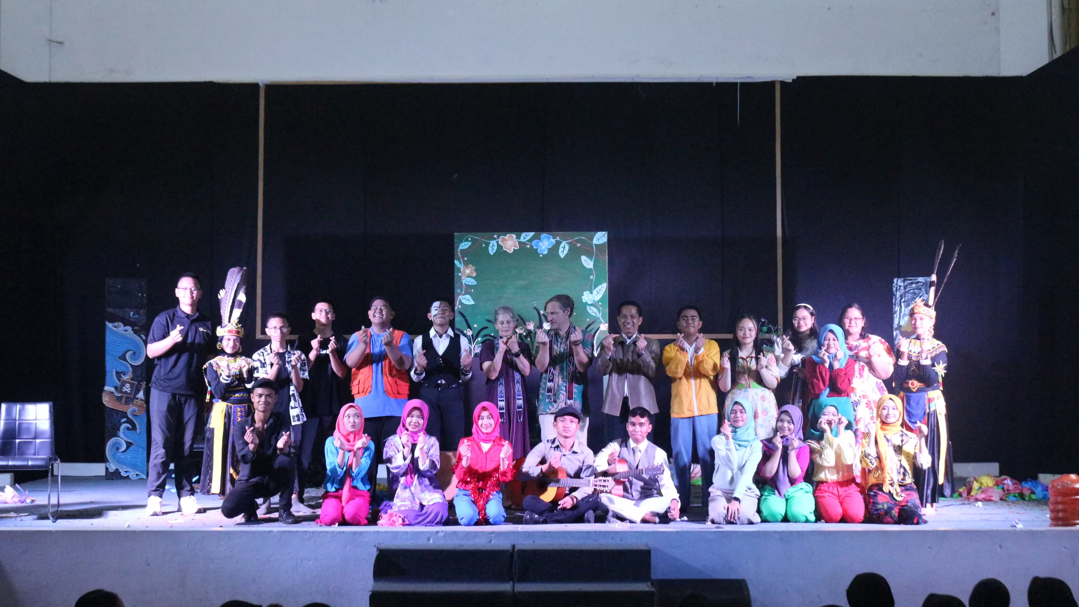 MEMUKAU: Para siswa SMA N 10 Samarinda usai tampil pada Senin (29/7/2024). (ISTIMEWA)