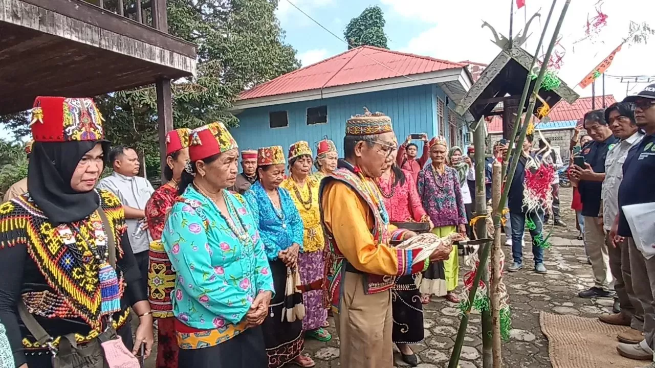 ADAT: Kepala Adat Wehea, Ledjie Taq, melakukan ritual penyambutan tamu. (Prokompim)
