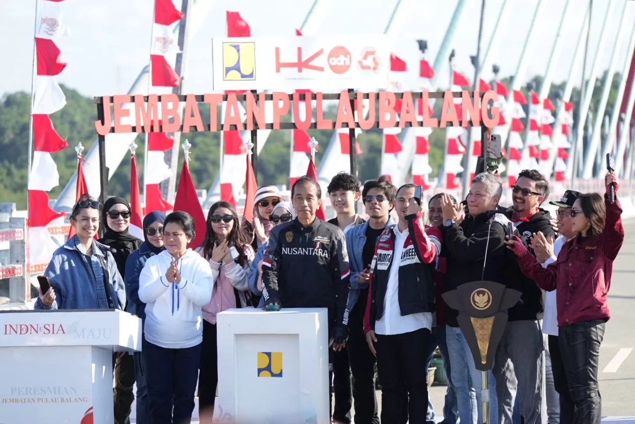 BERSEJARAH: Presiden Joko Widodo saat meresmikan bentang panjang Jembatan Pulau Balang. Foto atas, Akmal Malik juga hadir dalam acara tersebut.  