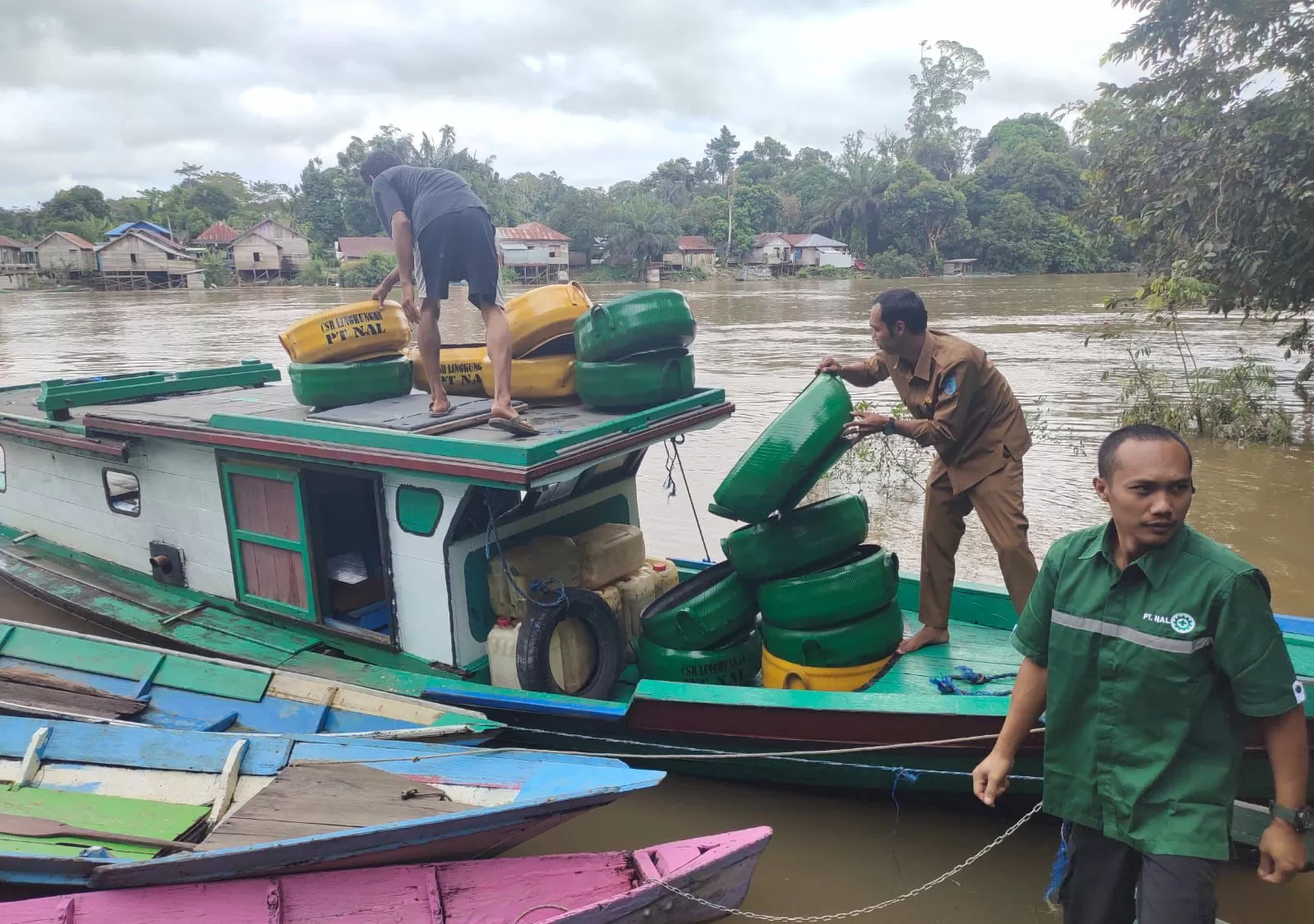  PT NAL Bangun Program Kampung Iklim, Ajak Warga Bersama-sama Menjaga Alam  PEDULI: Aksi lingkungan PT NAL di Desa Sungai Mentawa, Kabupaten Lamandau, Kalimantan Tengah.  (ISTIMEWA)