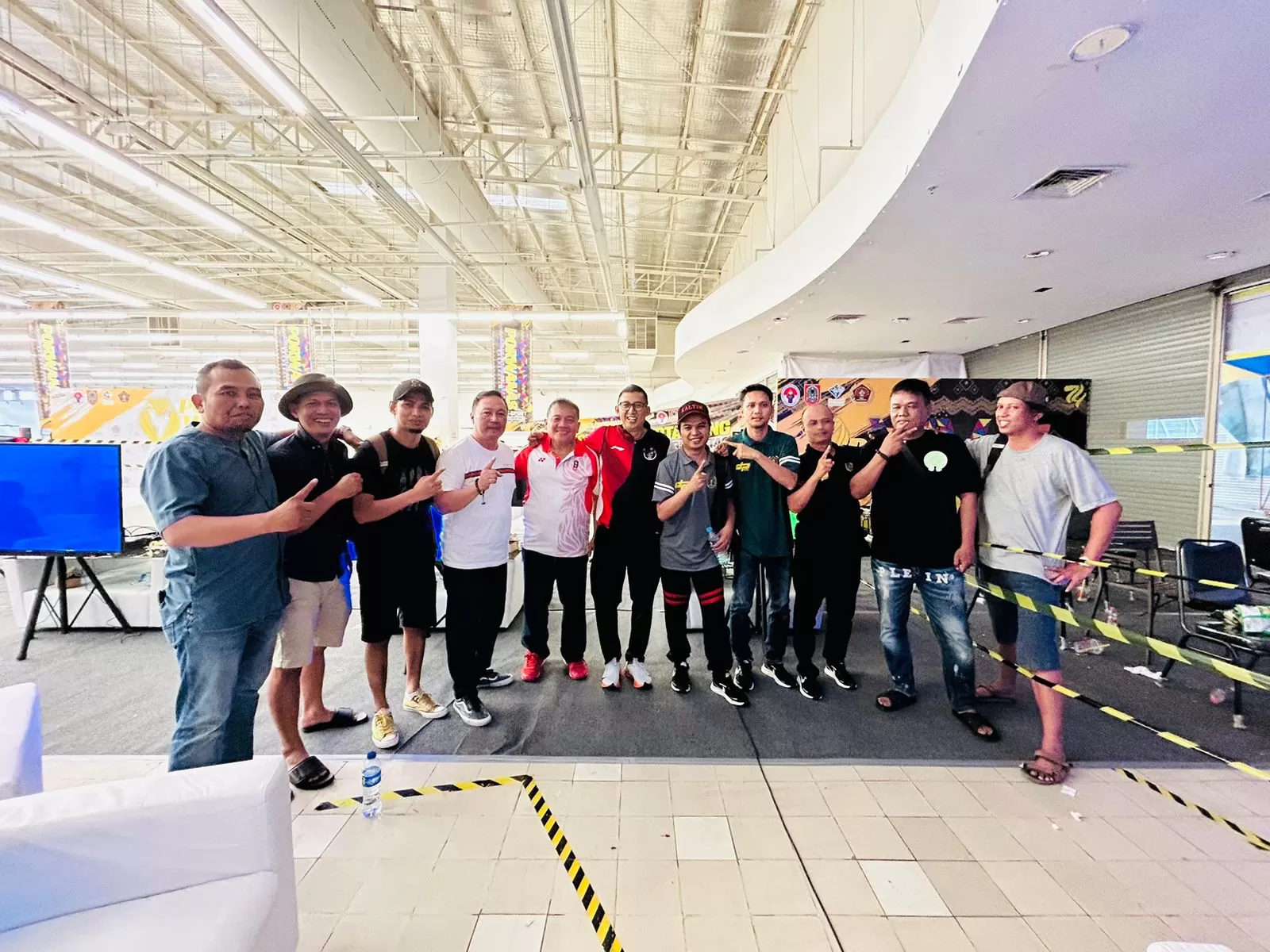 PERDANA: Sapri Maulana (lima kanan) menyumbang medali emas untuk kontingen PWI Kaltim di Porwanas Kalsel, Jumat (23/8/2024). (ISTIMEWA)