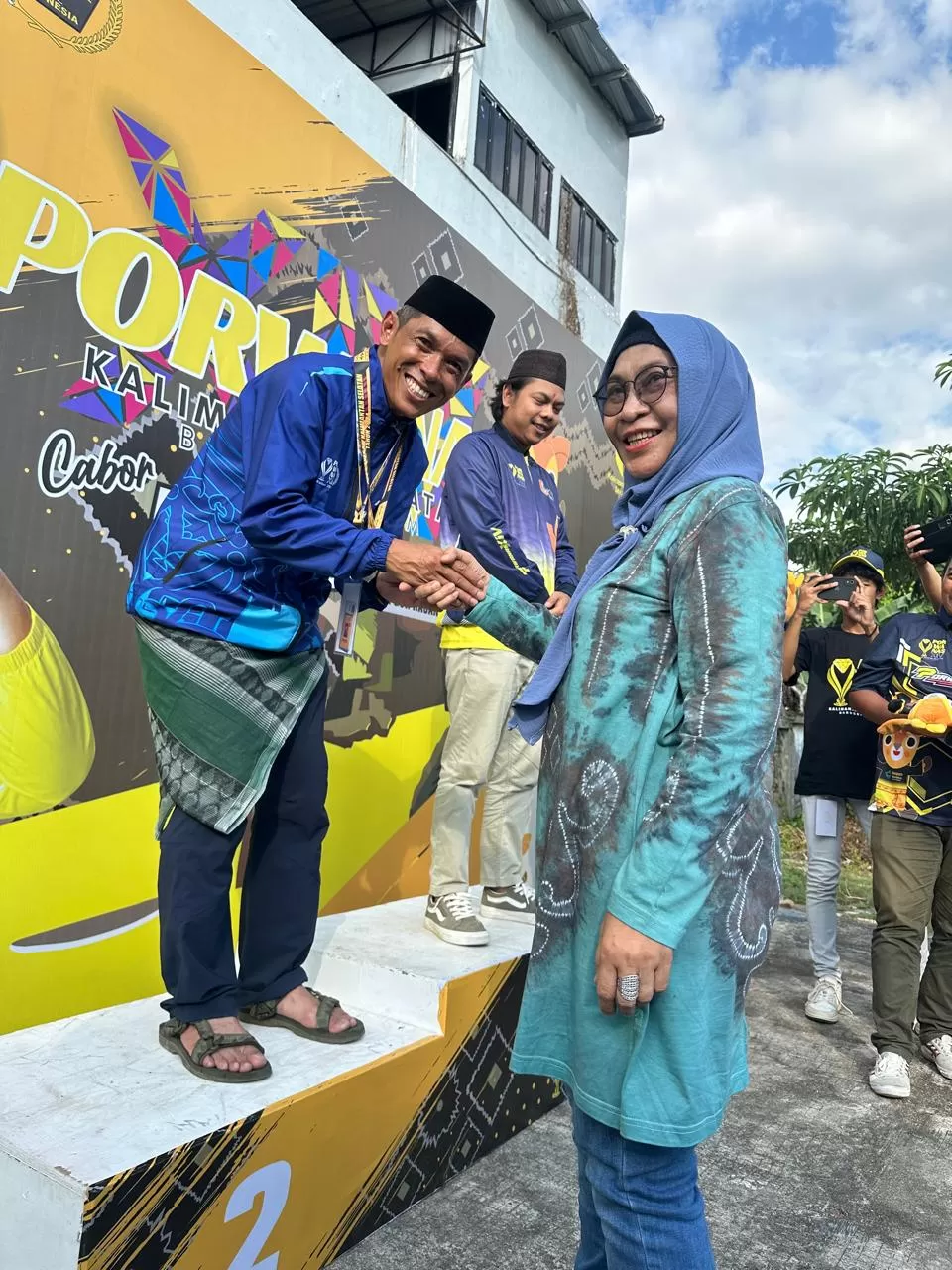 PRESTASI: Hilmansyah (kiri) menyumbang medali perak untuk kontingen PWI Kaltim di Porwanas, Jumat (23/8/2024), melalui cabor tradisional balogo. (ISTIMEWA)