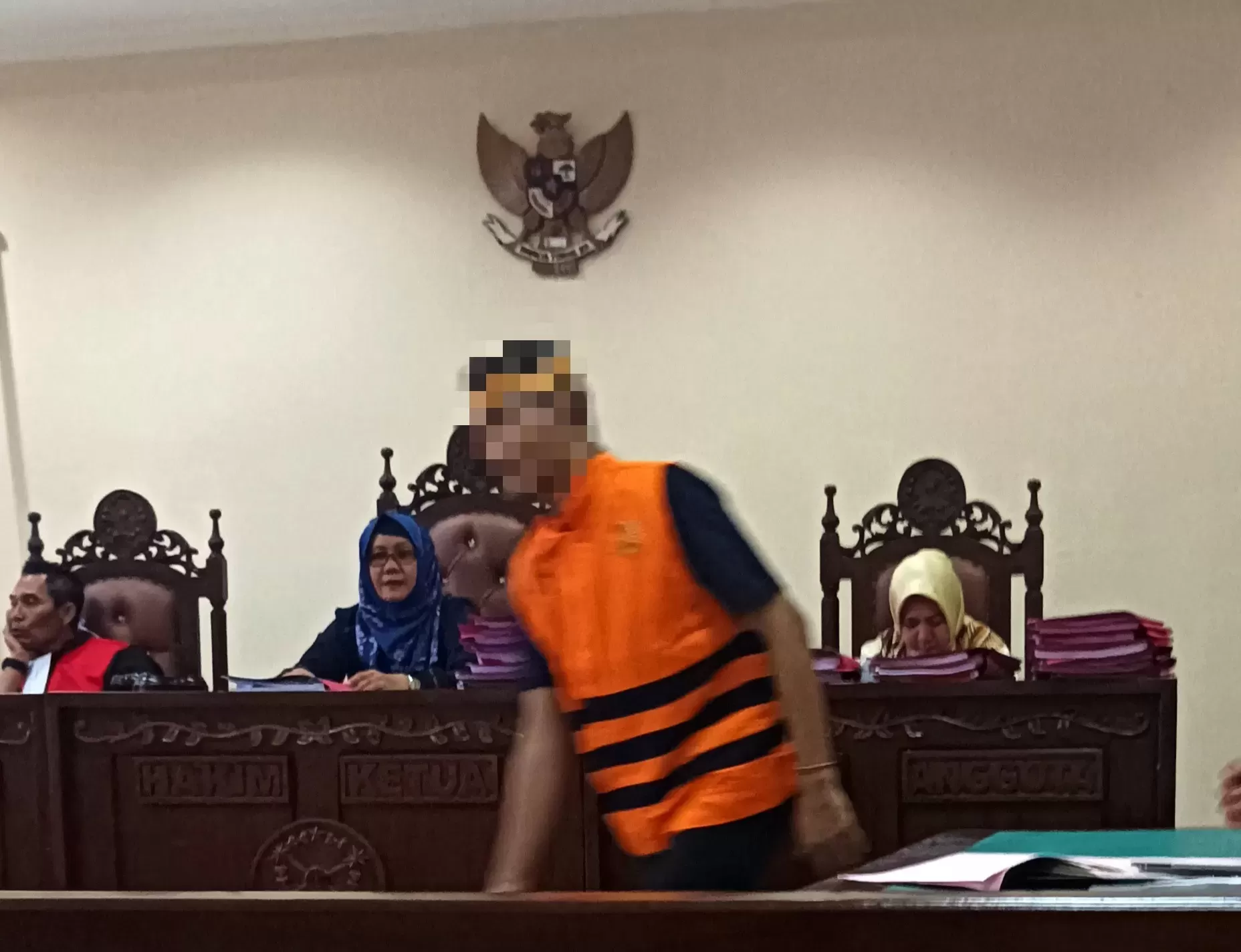 HARUS BERTANGGUNG JAWAB: Terdakwa ARF saat menjalani sidang di Pengadilan Negeri Balikpapan. (Foto: Syahrul/KP) 