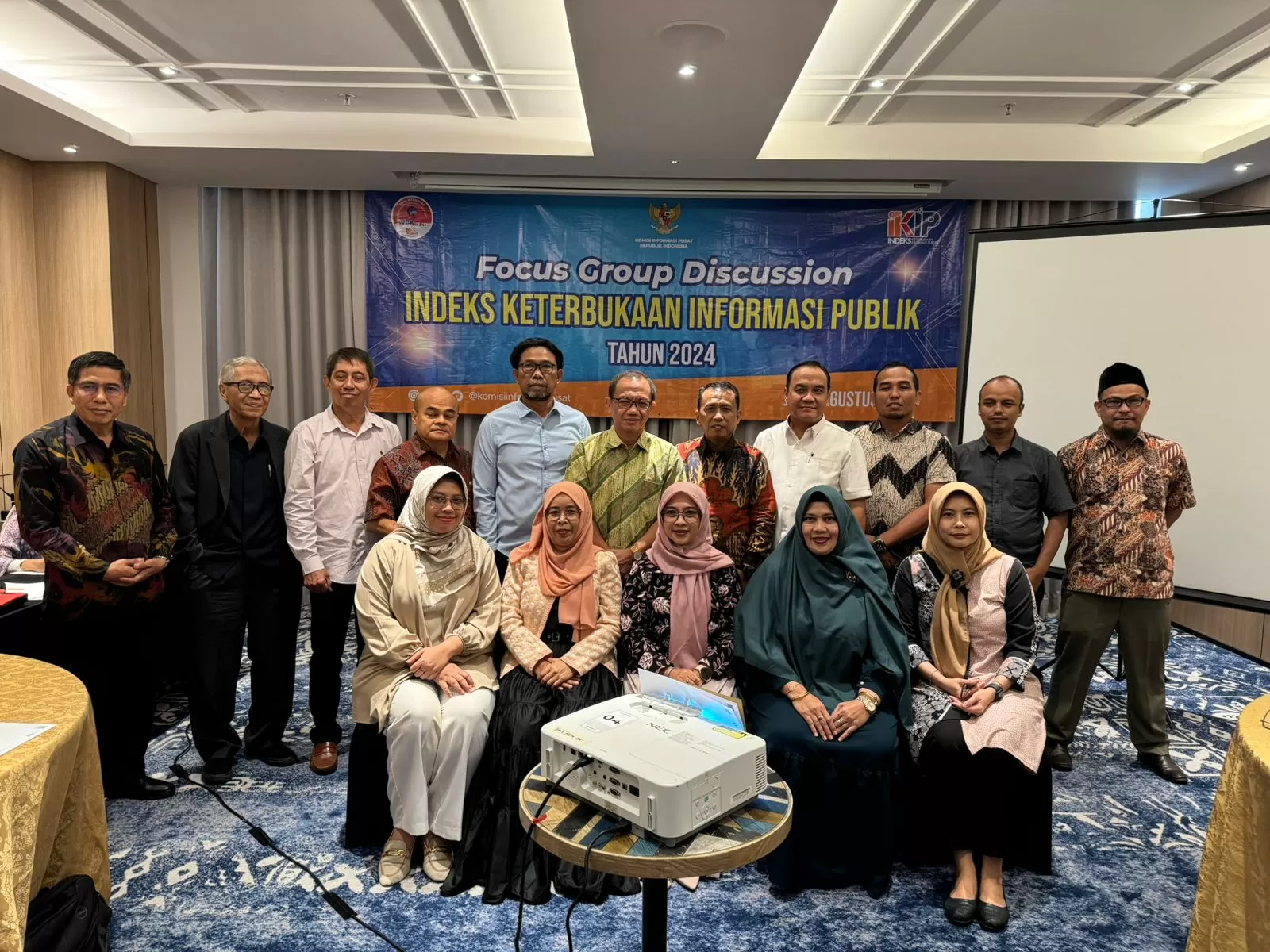 ABADIKAN MOMEN: Para informan ahli bersama tim kelompok kerja daerah dan komisi informasi pusat.  