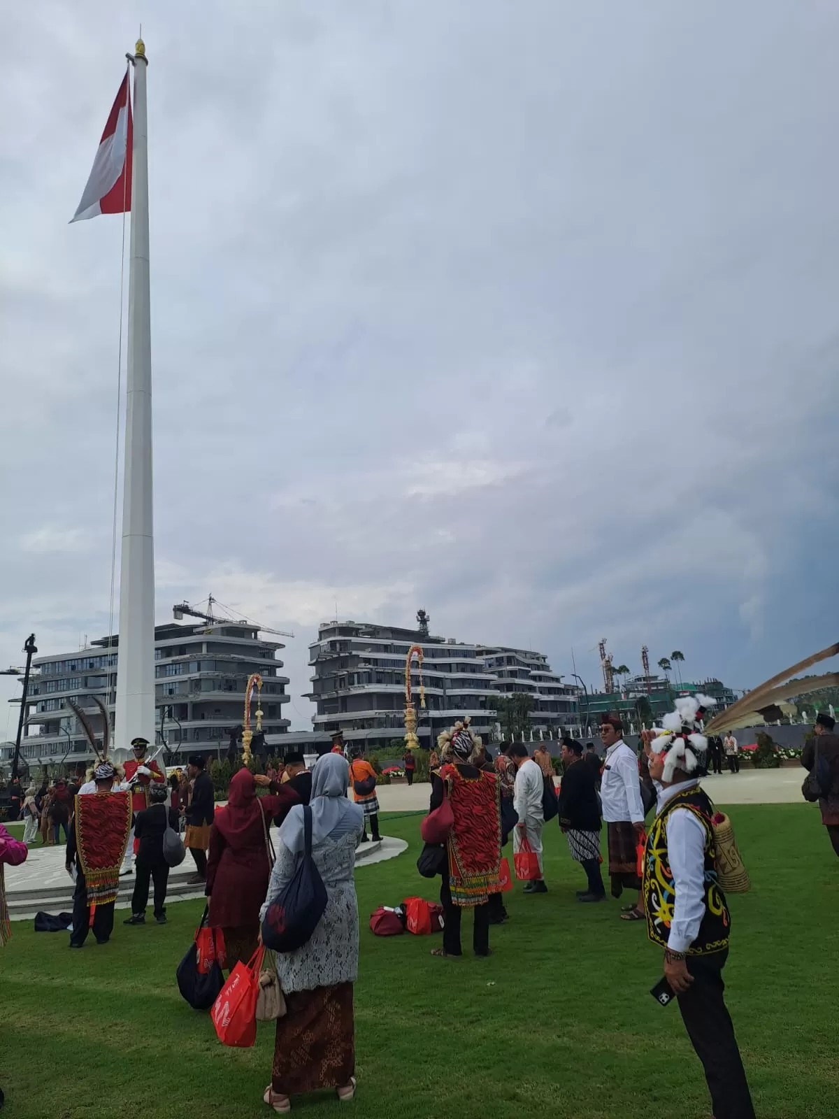 DIBUKA: Warga saat mengunjungi pembangunan IKN. Sekarang, untuk ketertiban, keamanan dan kenyamanan, pengunjung harus mendaftarkan diri melalui aplikasi IKNOW. (ARI/KP)