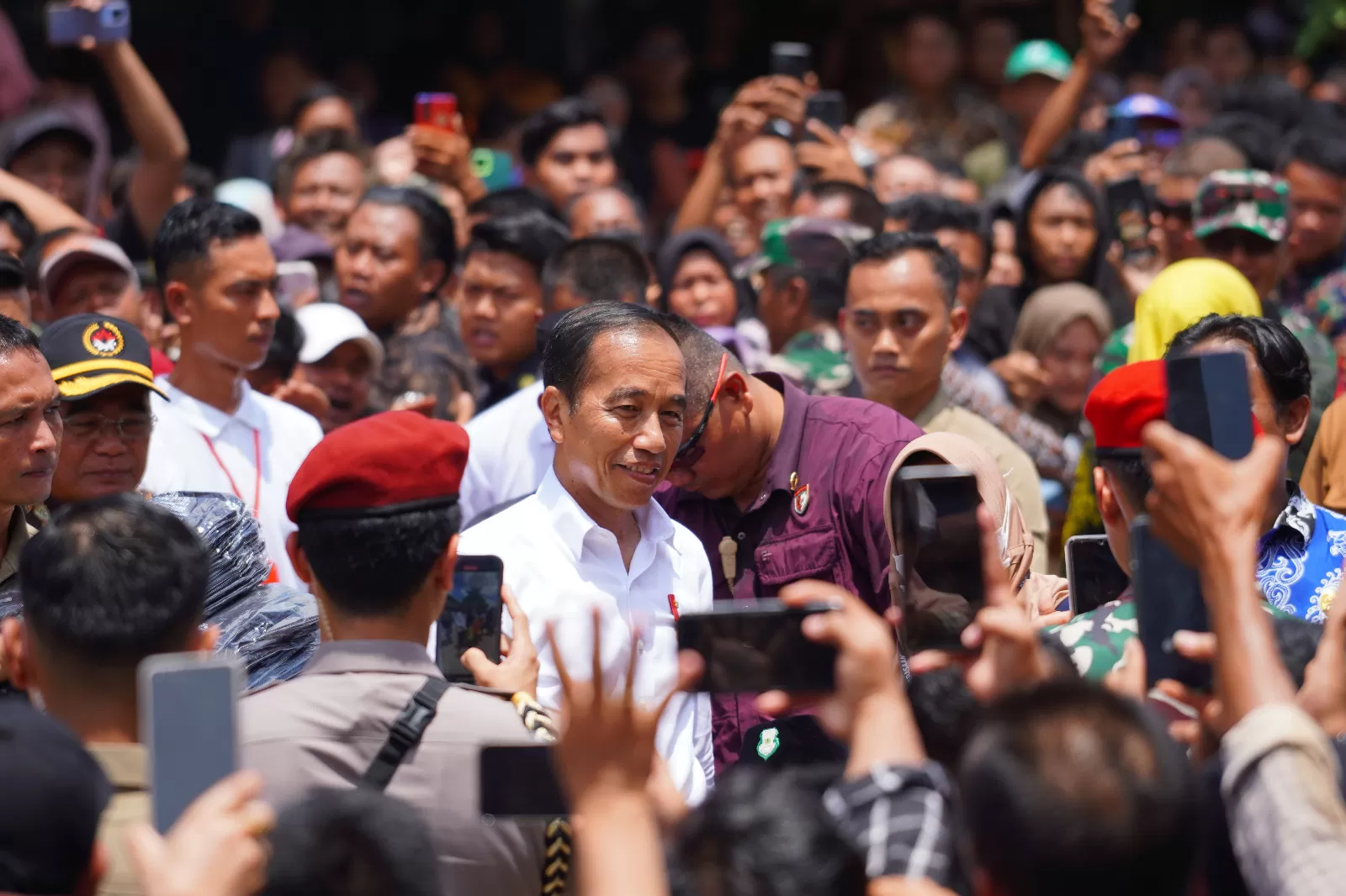   KUNJUNGI PASAR: Joko Widodo saat melakukan kunjungan pertamanya di Bumi  Batiwakkal- sebuatan Kabupaten Berau. (ARTA KUSUMA YUNANDA/BP)