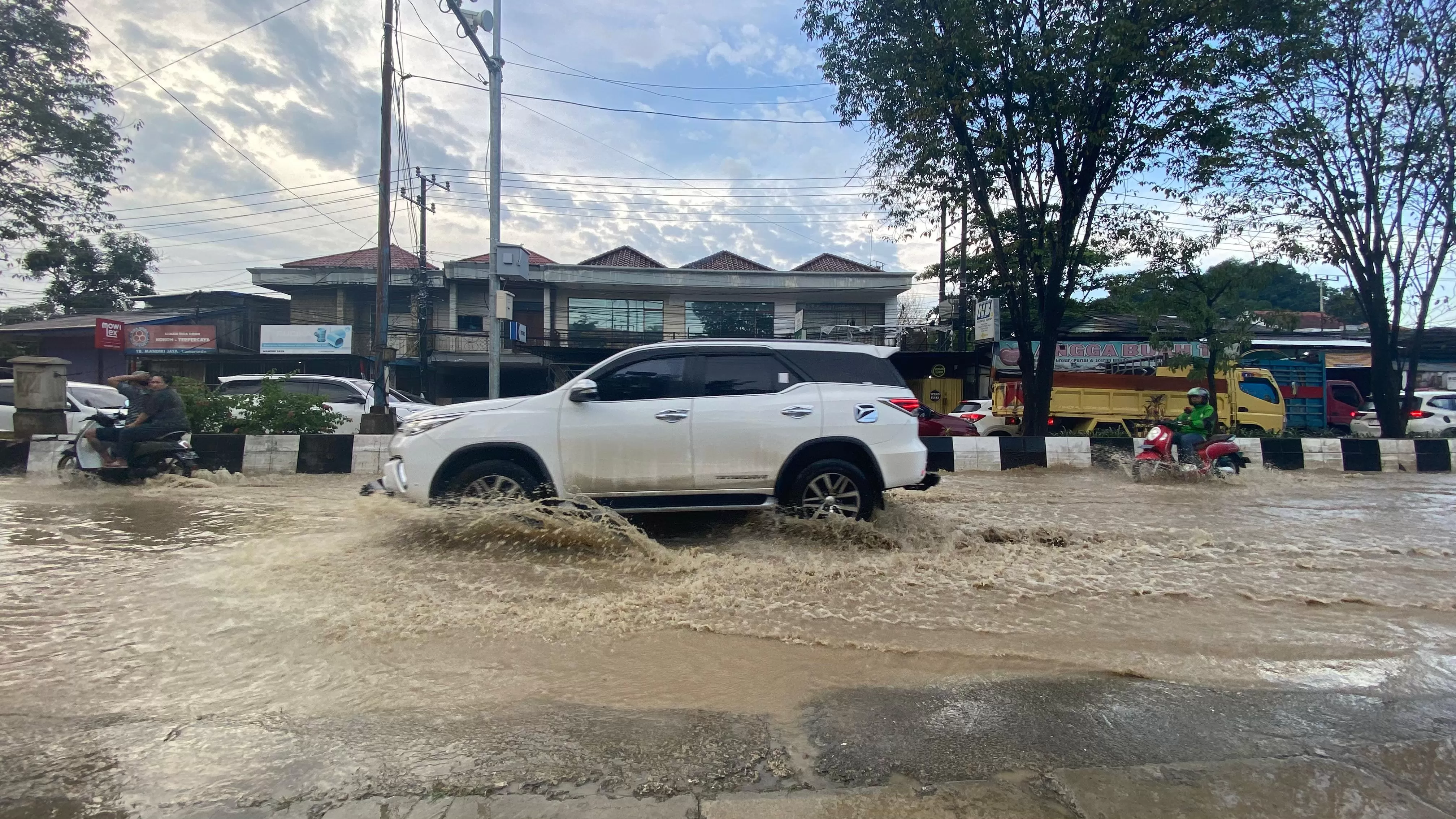 NYARIS LUMPUH: Jalan DI Panjaitan kawasan Kecamatan Sungai Pinang sempat lumpuh imbas genangan banjir akibat hujan.