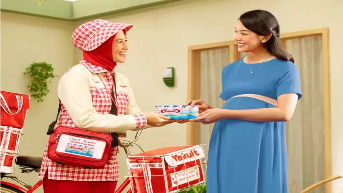 TAMBAH VARIAN: Yakult lady sudah bisa mengantarkan Yakul Light ke rumah-rumah mulai Selasa (1/10/2024). (ISTIMEWA)