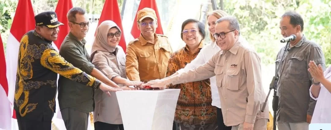 LINGKUNGAN: Zainal Arifin (kiri) bersama KLHK meresmikan groundbreaking Pusat Plasma Nuftah Nasional di Persemaian Mentawir, Kecamatan Sepaku, Selasa (15/10).  (ISTIMEWA)
