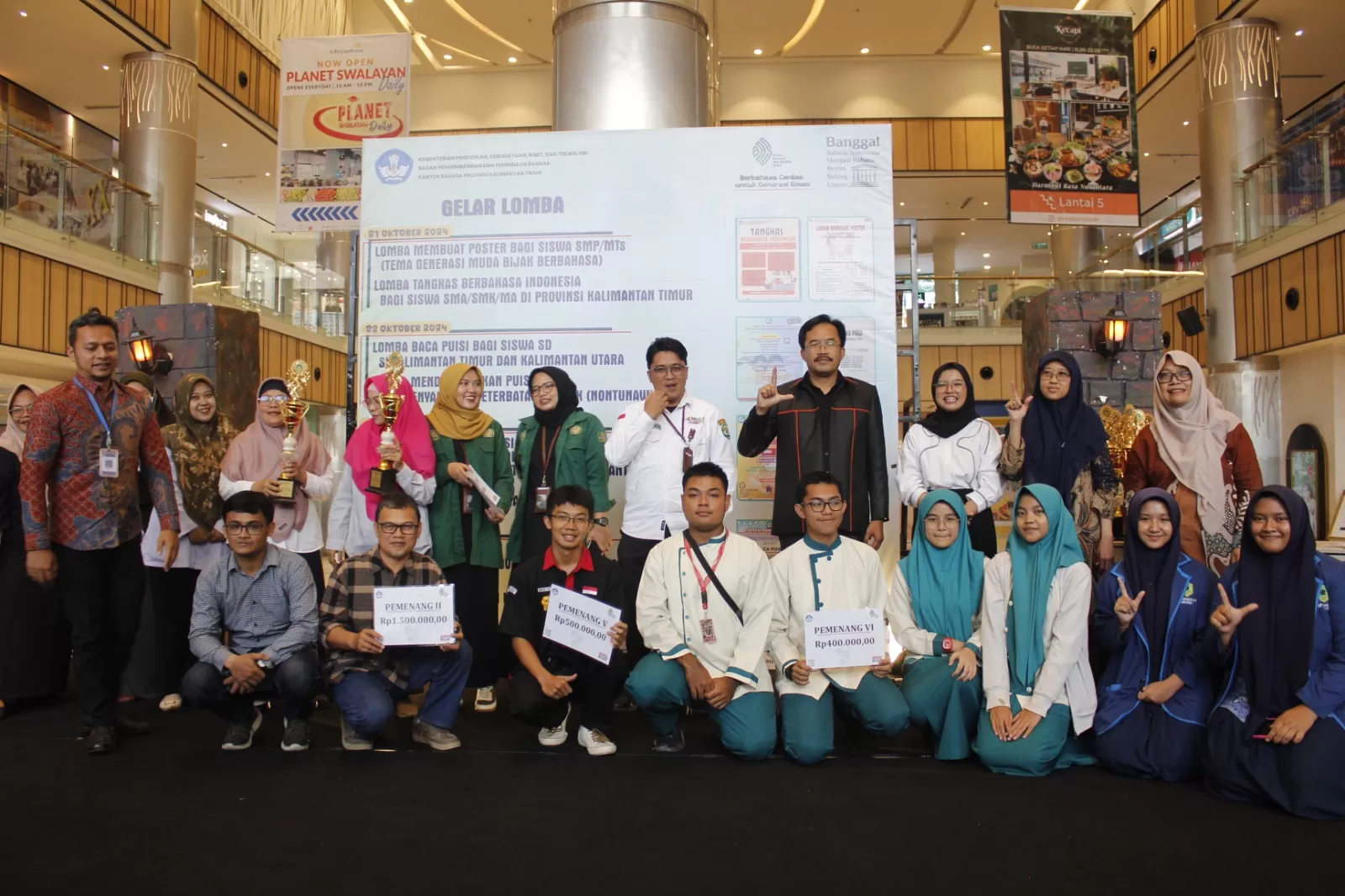 RAIH: Tim SMA N 10 Samarinda dalam Festival Bulan Bahasa Kaltim. (ISTIMEWA)