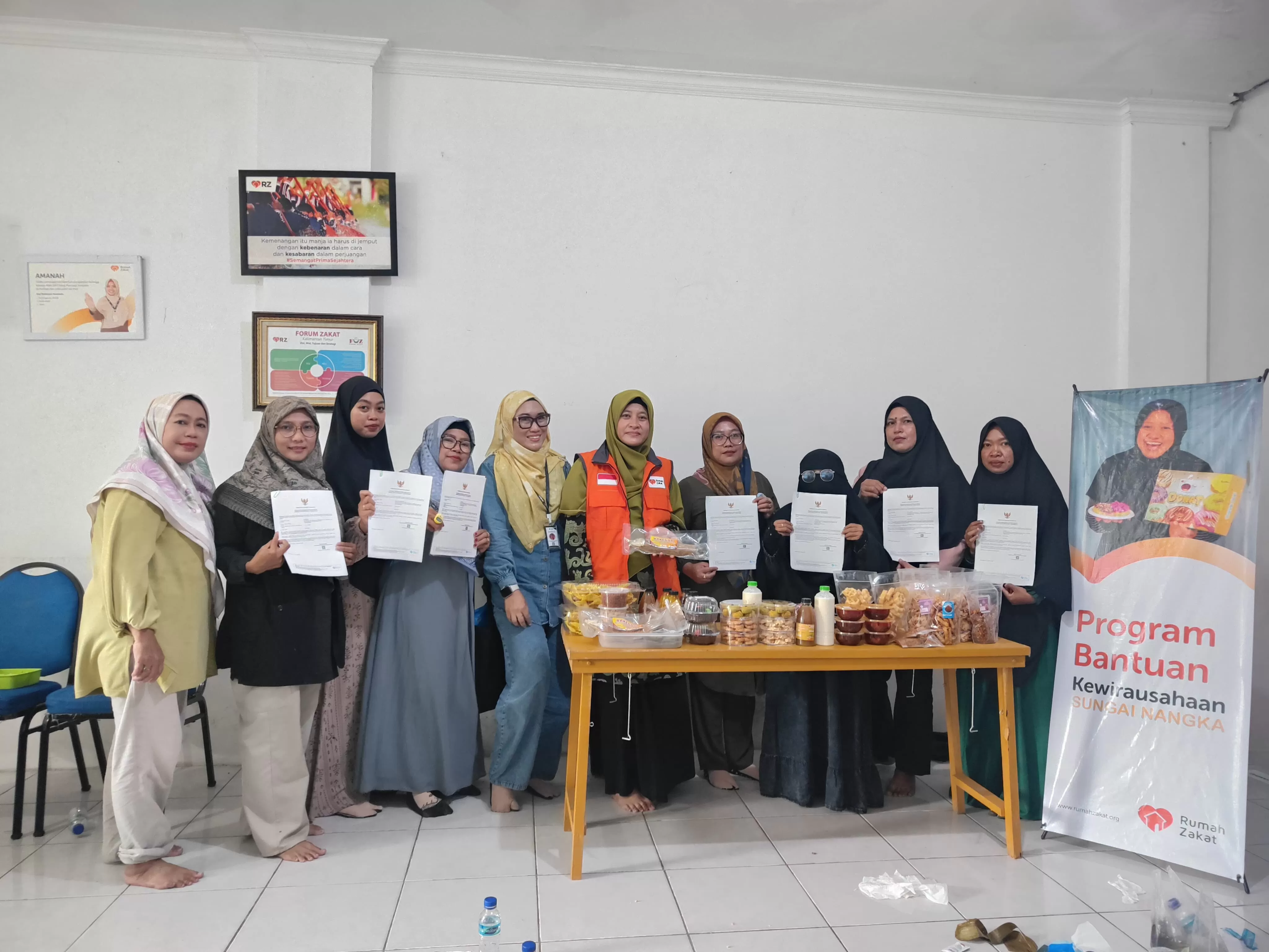 DUKUNG: Rumah Zakat Balikpapan mendampingi pelaku UMKM mengurus NIB dan sertifikasi halal. (ISTIMEWA)