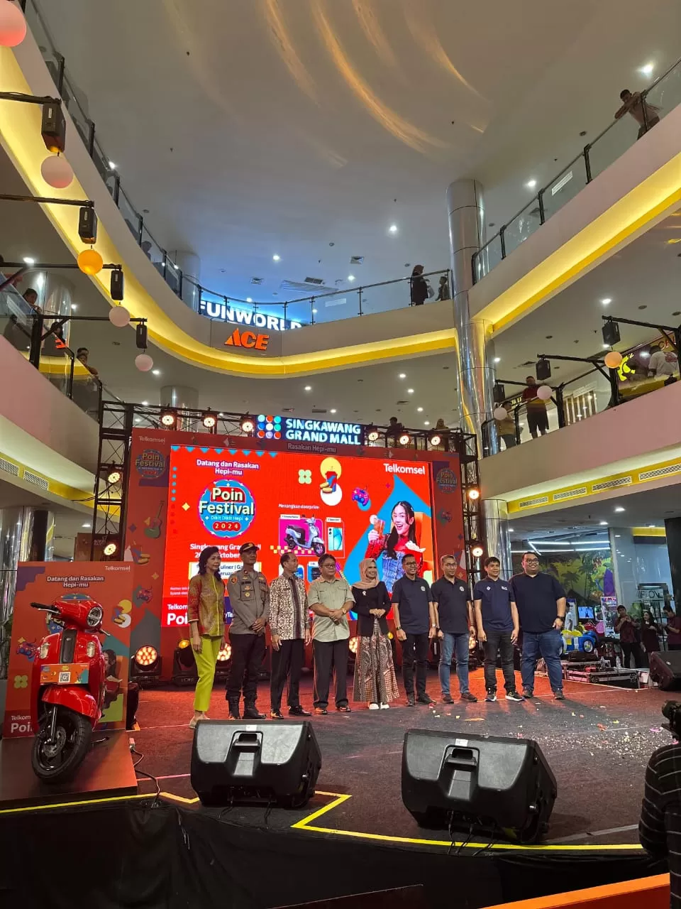 BERUNTUNG: Bong Alfian Sandro Bonardy pelanggan Telkomsel di Singkawang berhasil meraih Yamaha Fazzio pada ajang Poin Festival Roadshow. (TELKOMSEL)