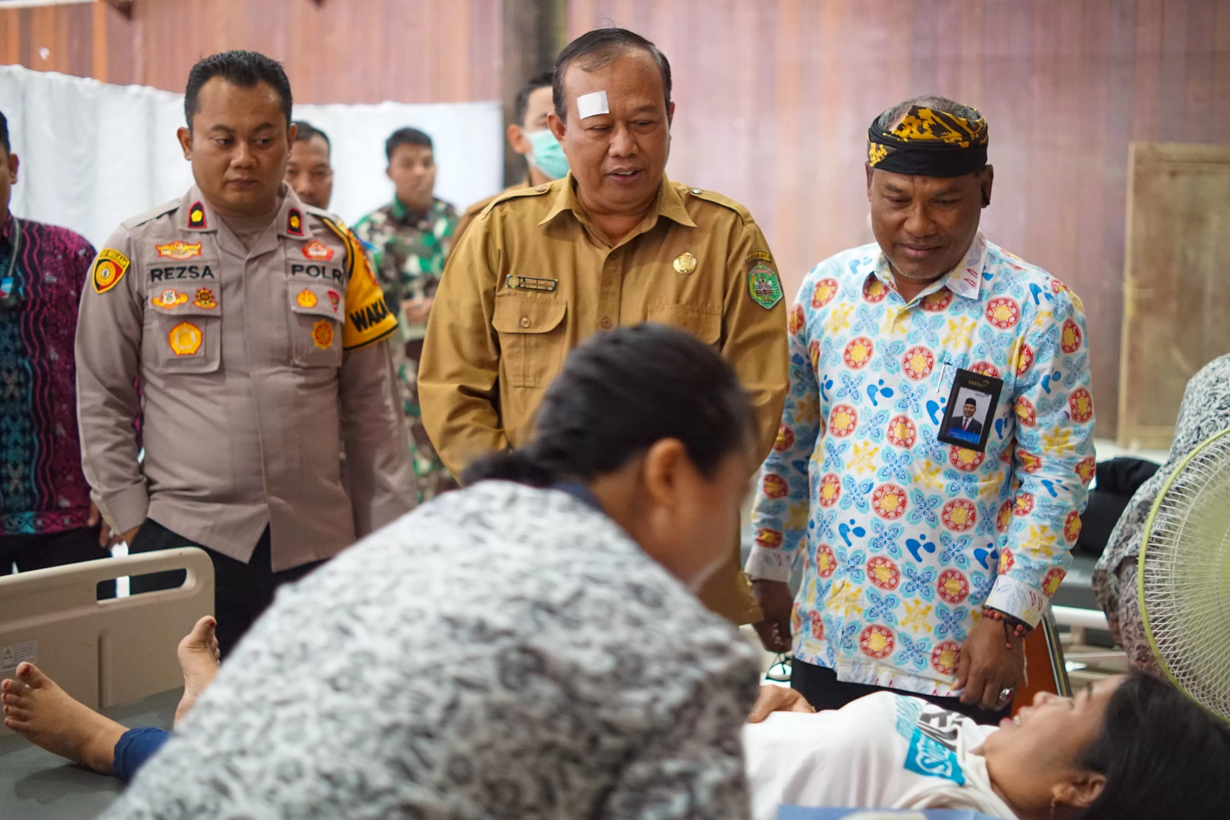 KESEHATAN: Agustinus Teguh Santoso (tengah) dan Sunarto (kanan) melihat proses pemasangan KB implan di Balai Adat Ujoh Bilang, Selasa (29/10).  