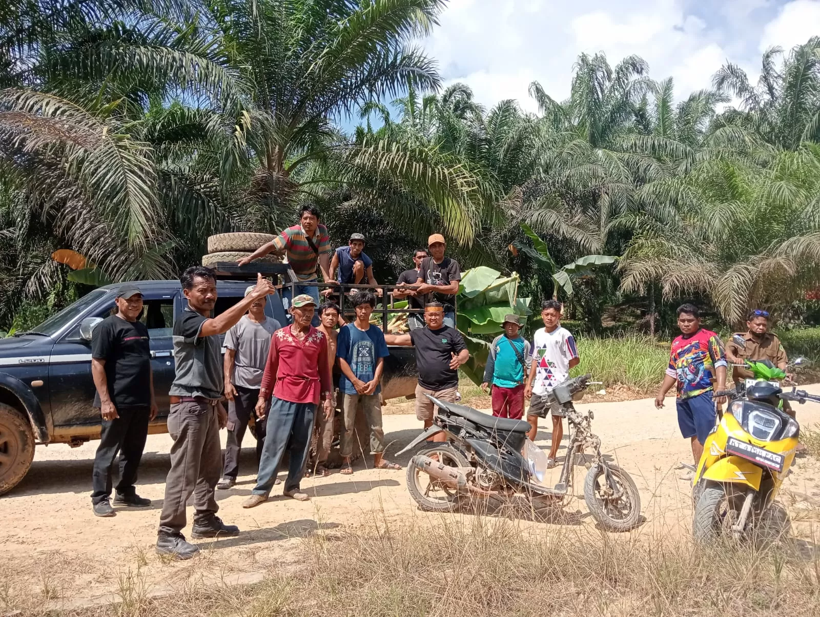 Warga Desa Bangun Mulyo dan Kelurahan Waru, Kecamatan Waru, Penajam Paser Utara (PPU), dalam beberapa hari ini, melakukan aksi tanam pohon pisang di tengah jalan menuju&nbsp; PT WKP
