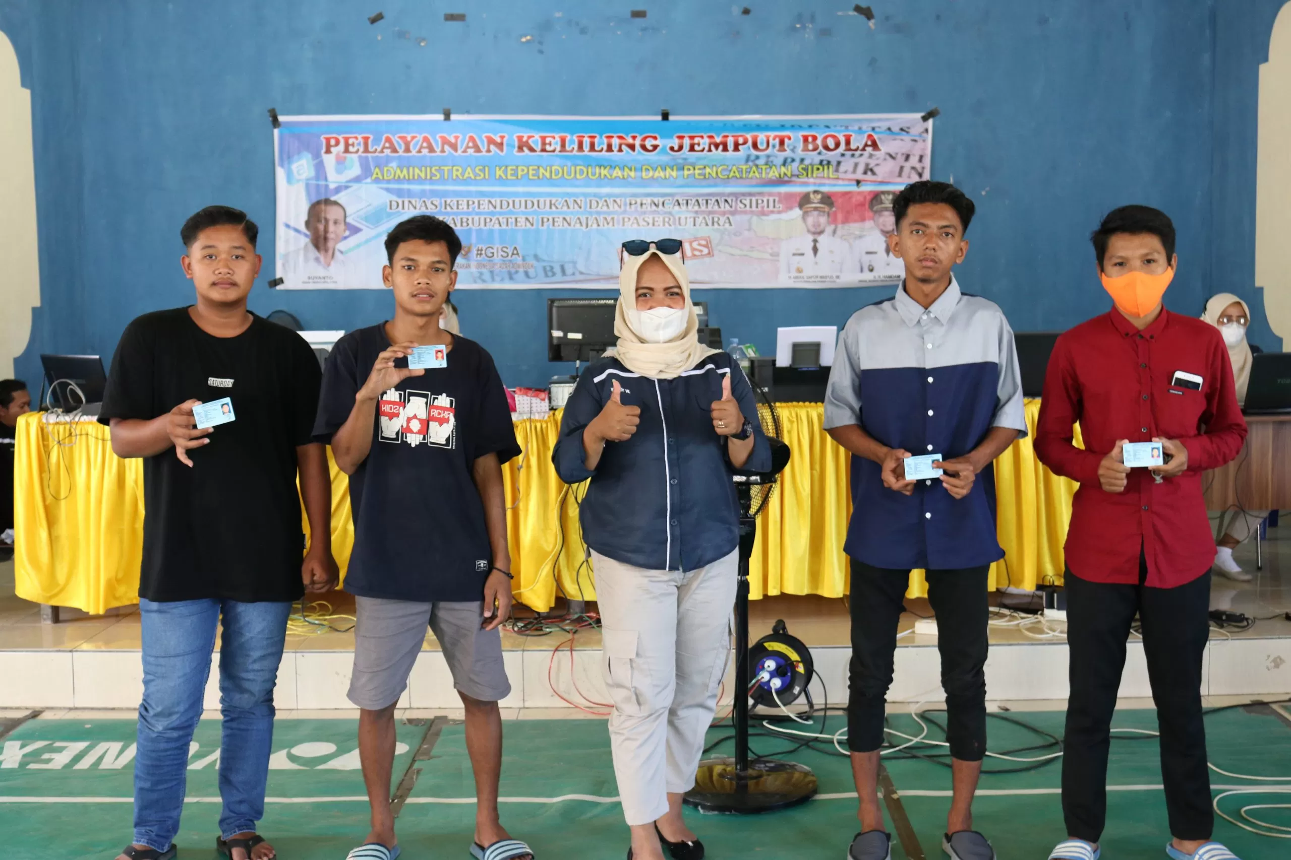 SAMPAI OKE: Warga yang tak puas dengan pasfoto pada KTP yang dianggap kurang keren bisa menggantinya dengan pasfoto baru. (ISTIMEWA)