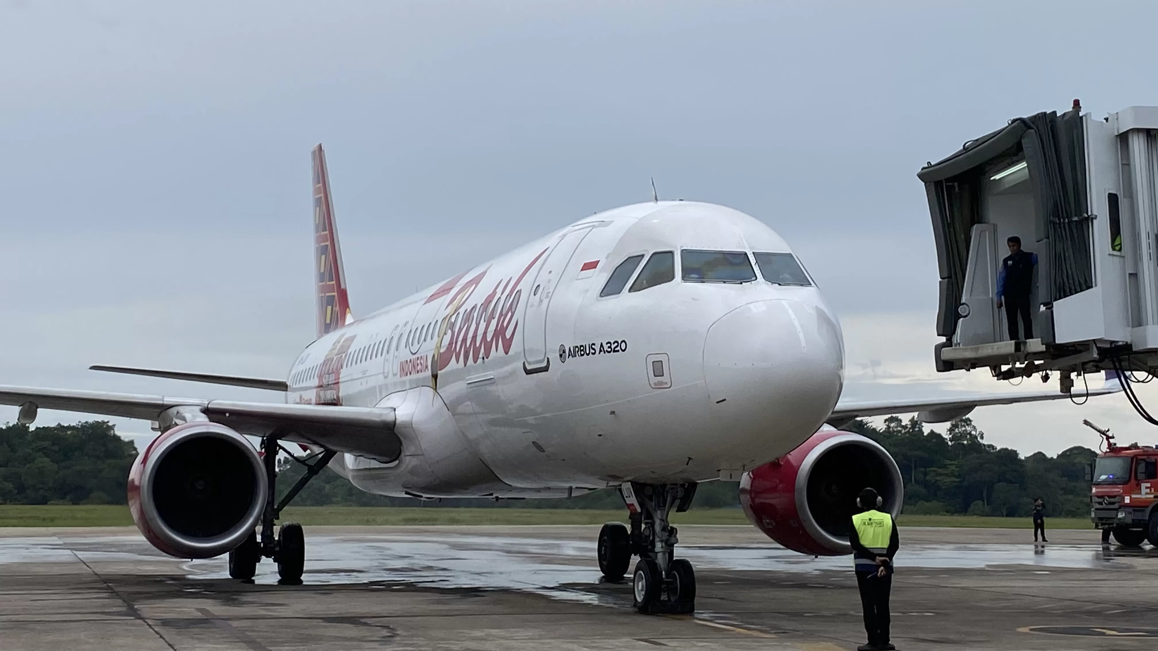      UPAYAKAN: Manajemen Bandara Kalimarau bersama manajemen Bandara SAMS Balikpapan, membahas adanya penerbangan dengan pesawat jet melayani rute Berau-Balikpapan.   (BERAU POST)