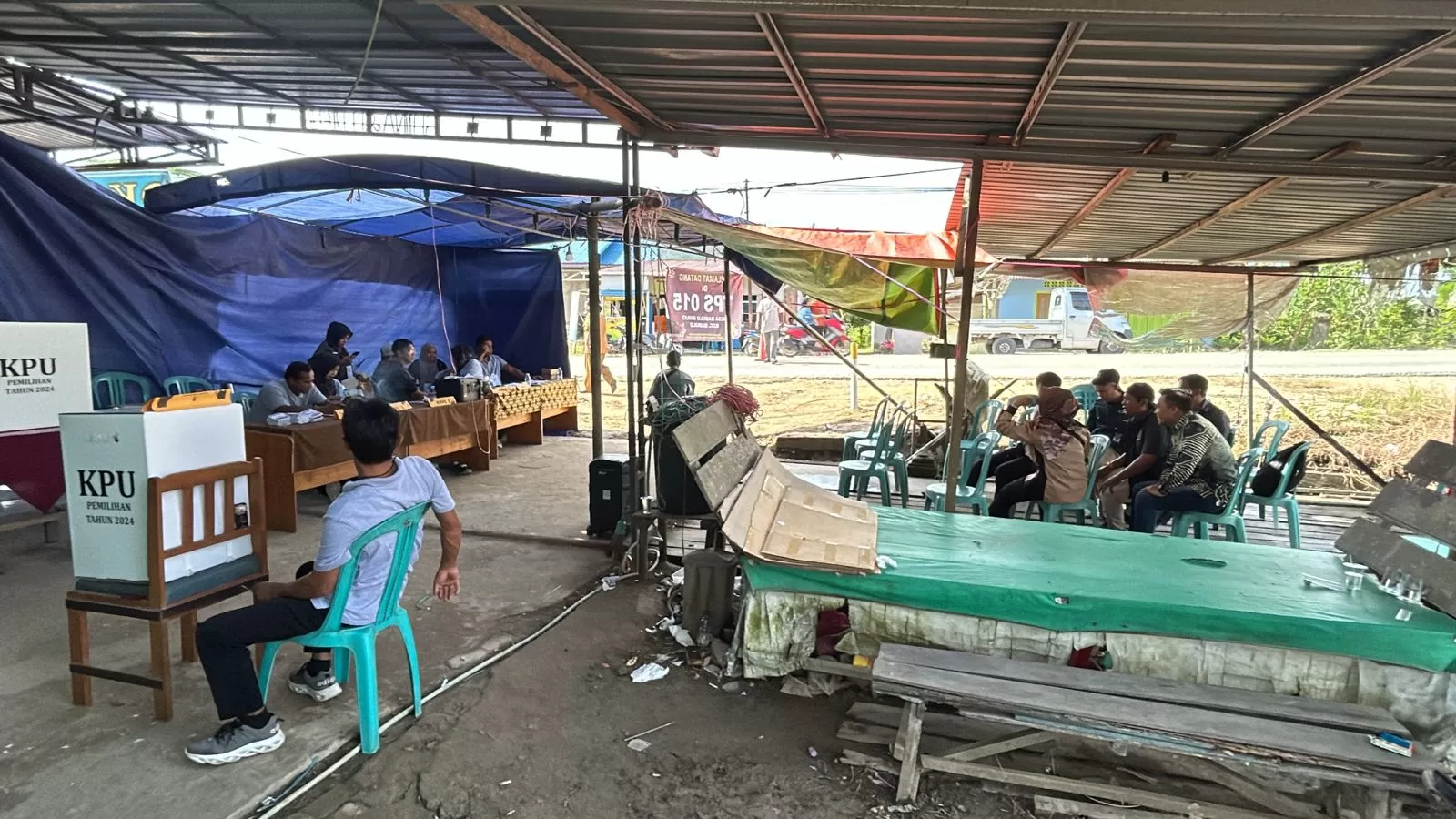 DIULANG: TPS 015 Babulu Darat, Babulu, PPU saat menggelar PSU pilgub Kaltim, Senin (2/12). (ISTIMEWA)