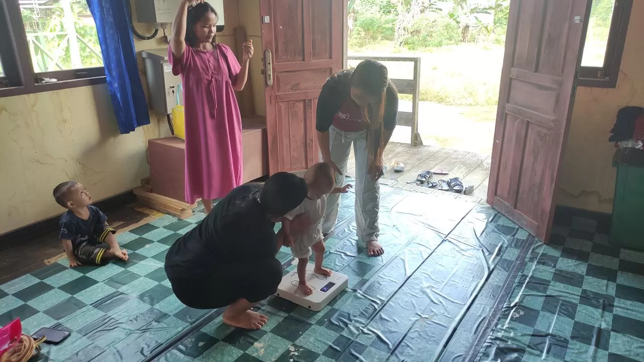 PANTAU: Aktivitas pemantauan tumbuh kembang bayi dan balita di posyandu di desa ring 1 PT KED di Kutim. (ISTIMEWA)