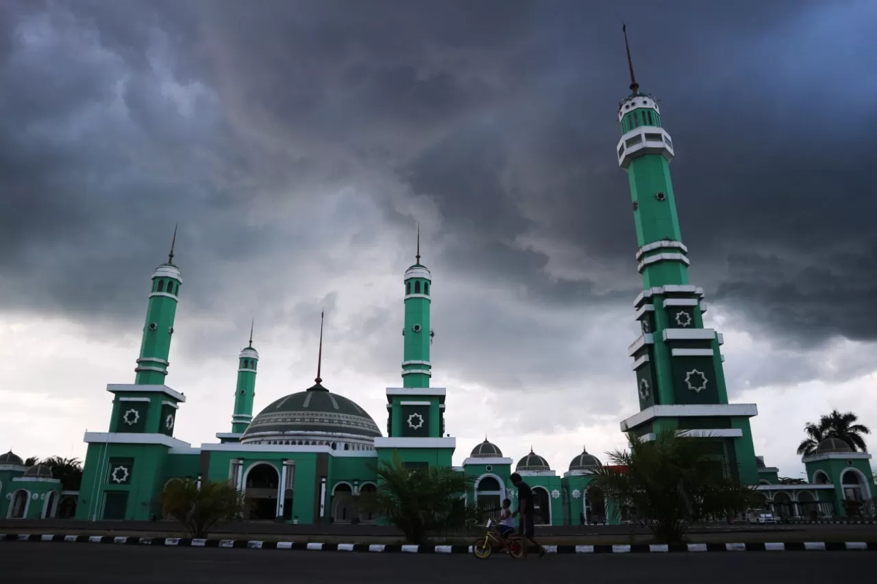 AWAN HITAM: Saat ini Kabupaten Berau tengah mengalami musim hujan.   (ARTA KUSUMA YUNANDA)