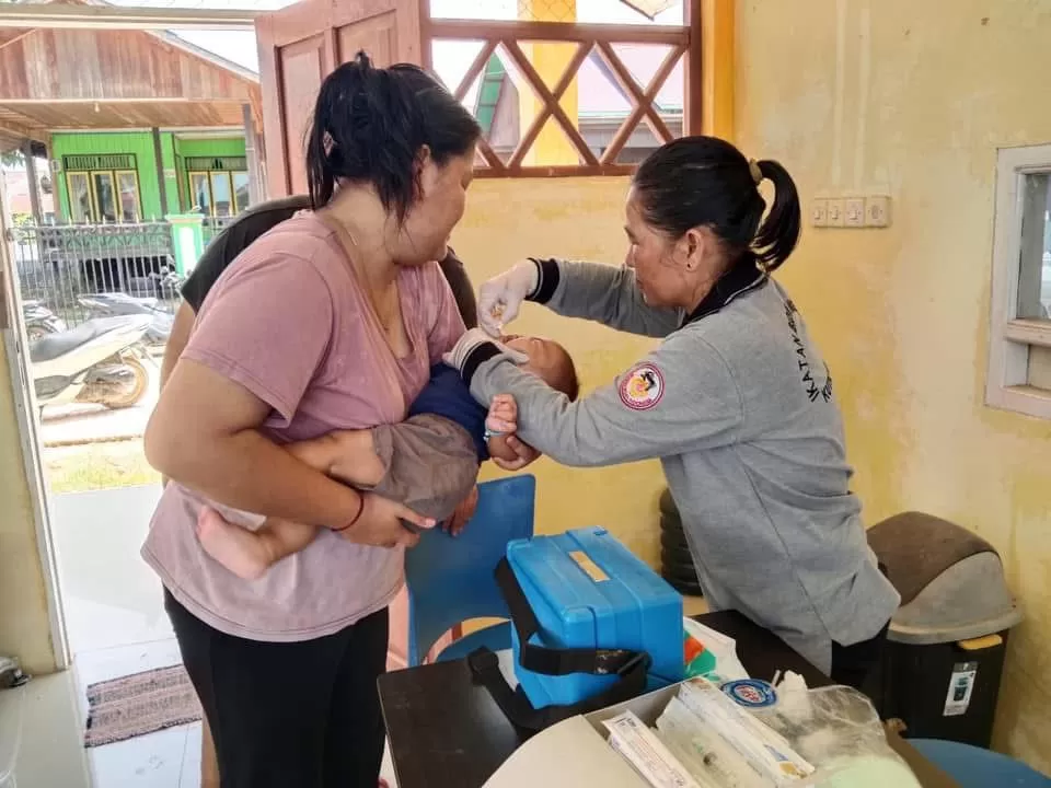 DUKUNG:  Pemberian makanan tambahan di posyandu di Desa Marah Haloq dan Desa Lung Melah, Kecamatan Telen, Kutim, oleh PT SAP. (ISTIMEWA)